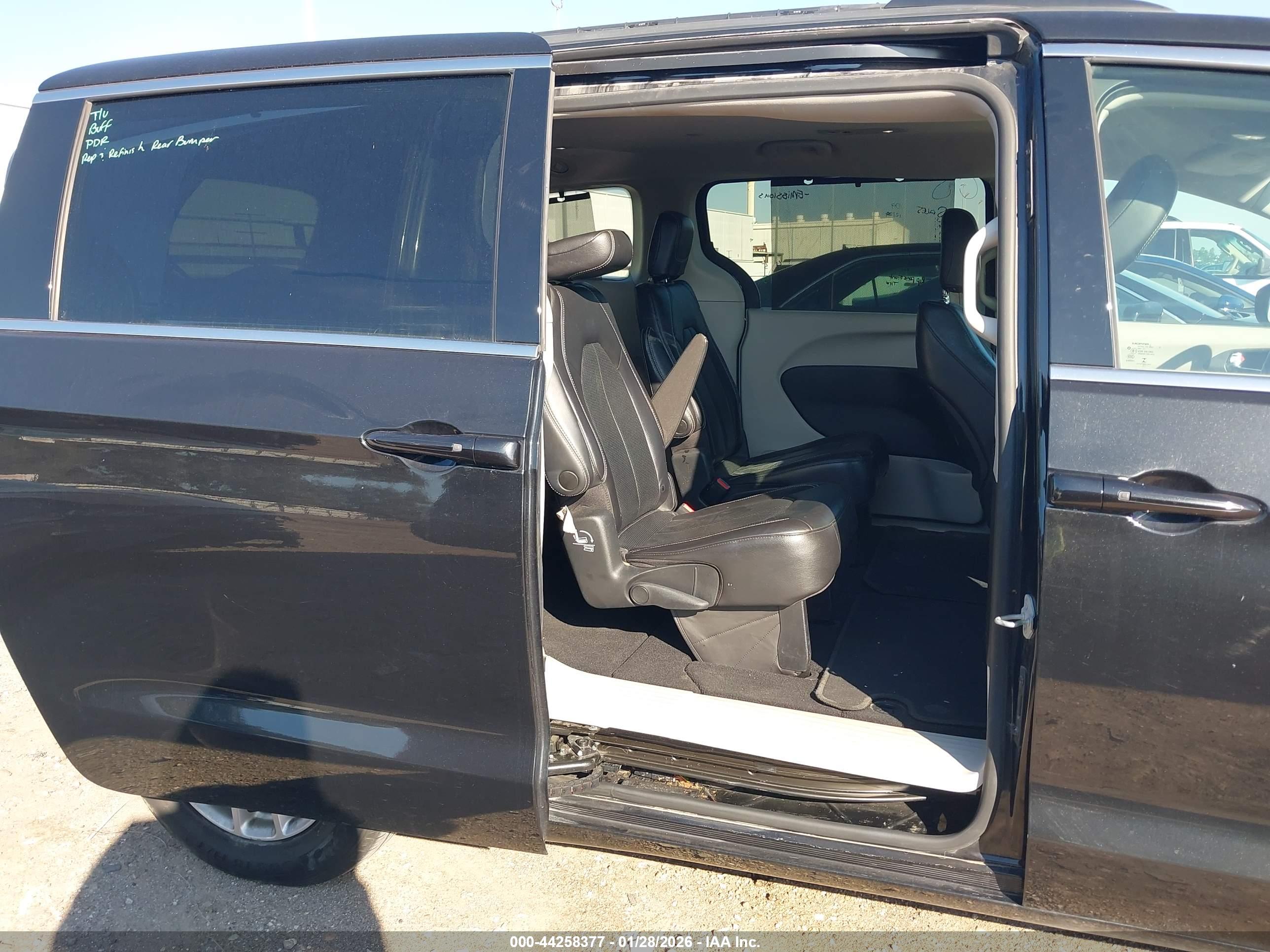 CHRYSLER PACIFICA image 8