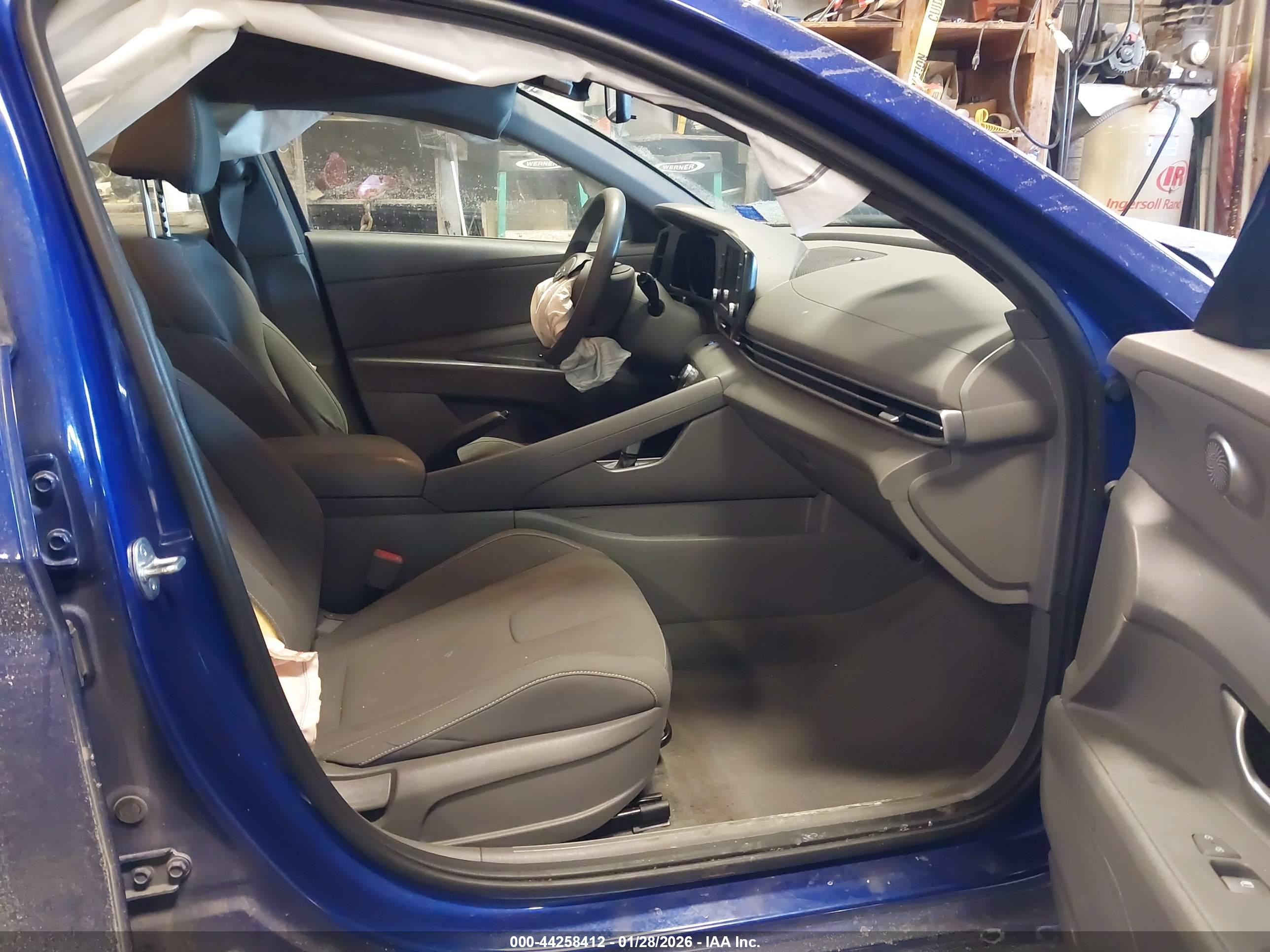 HYUNDAI ELANTRA image 5