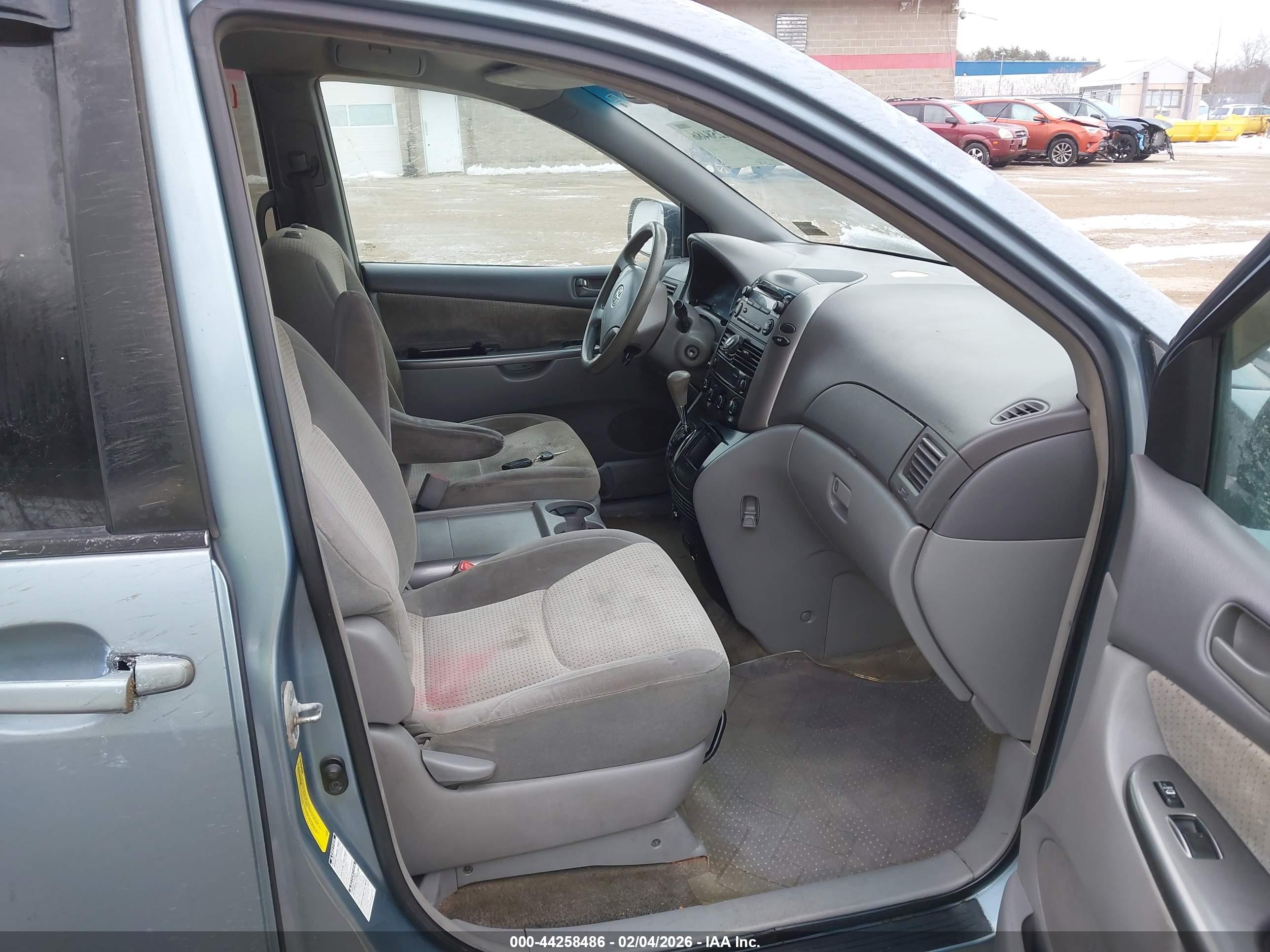 TOYOTA SIENNA image 5