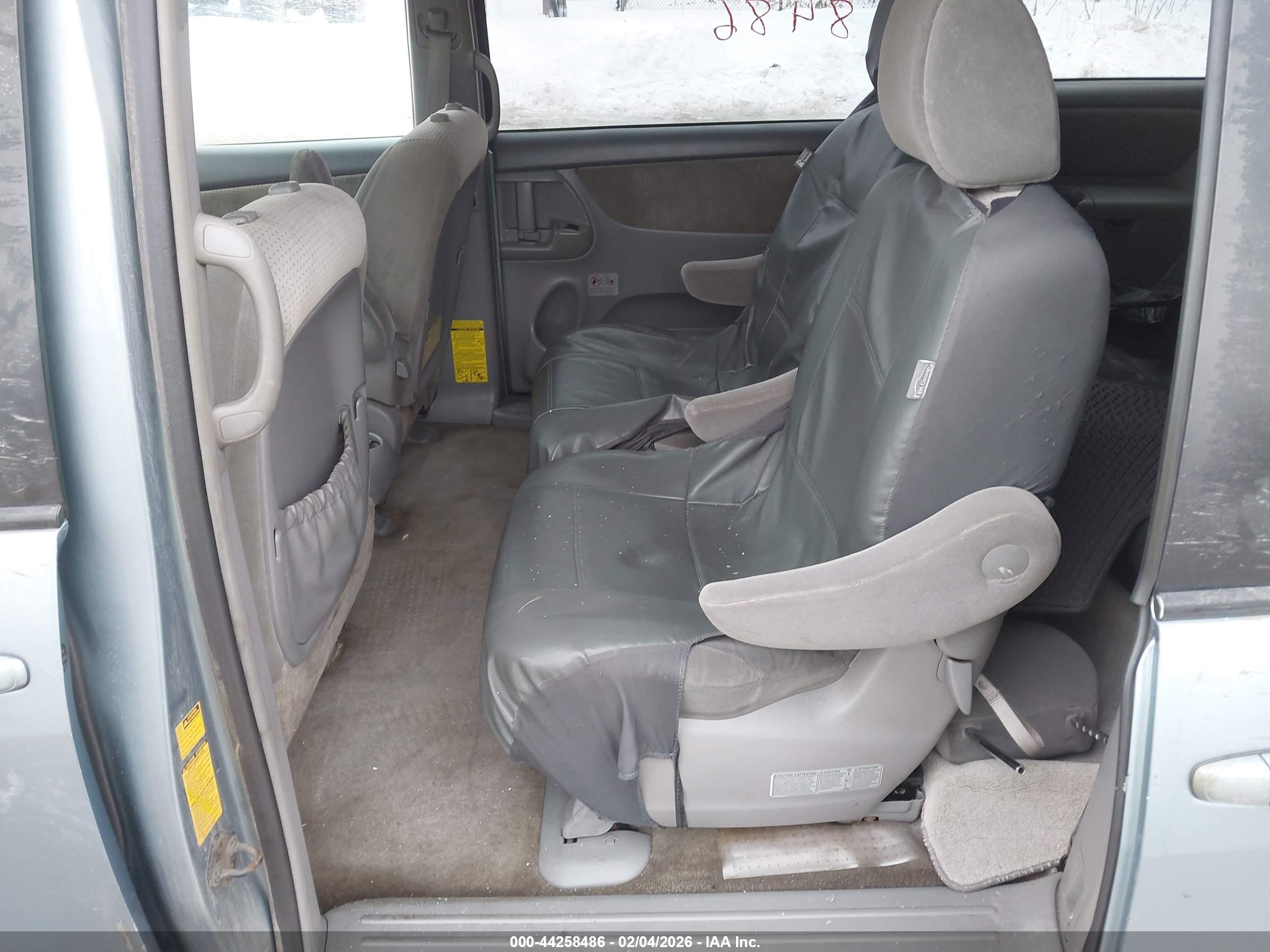 TOYOTA SIENNA image 8