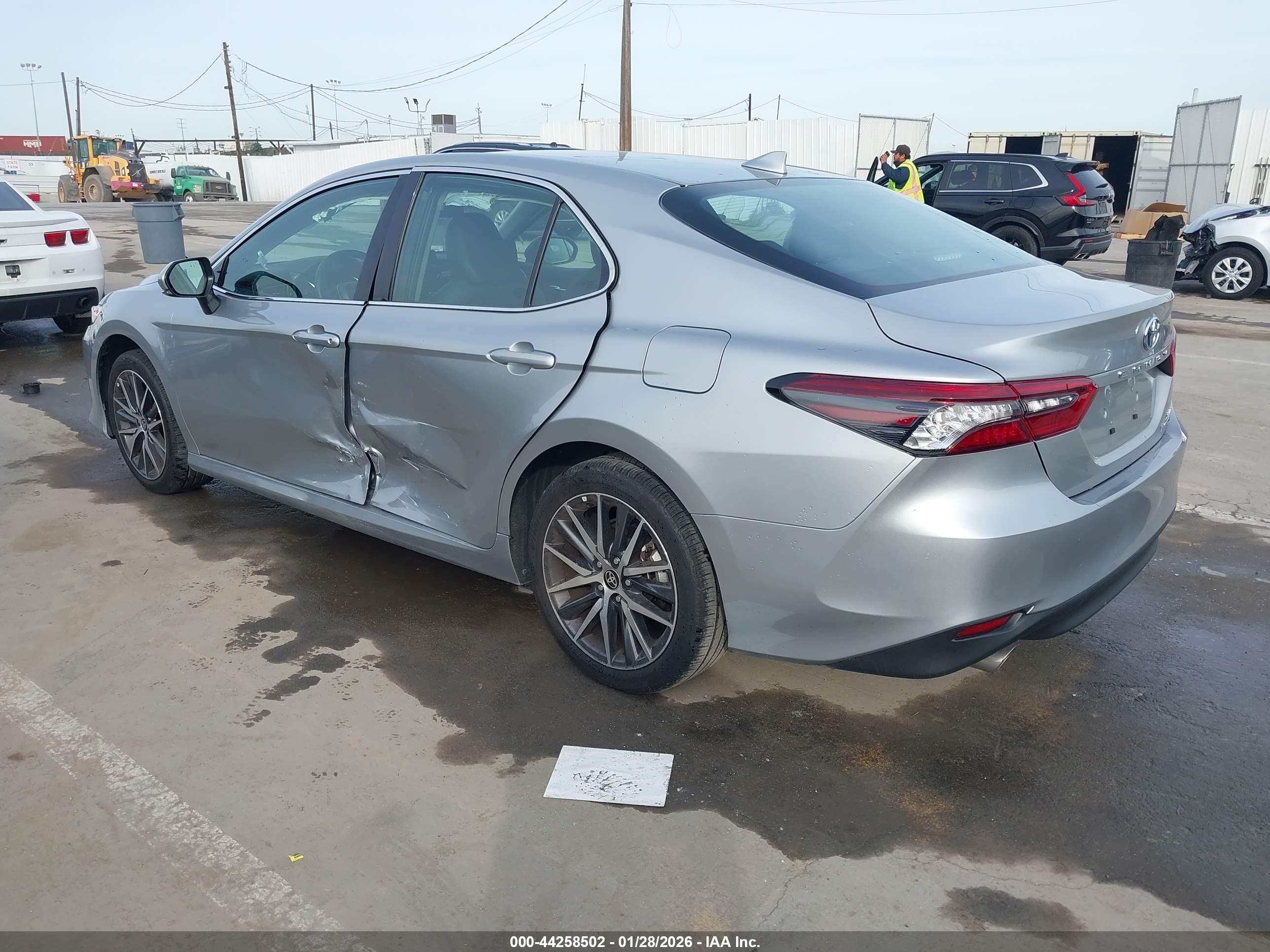TOYOTA CAMRY image 3