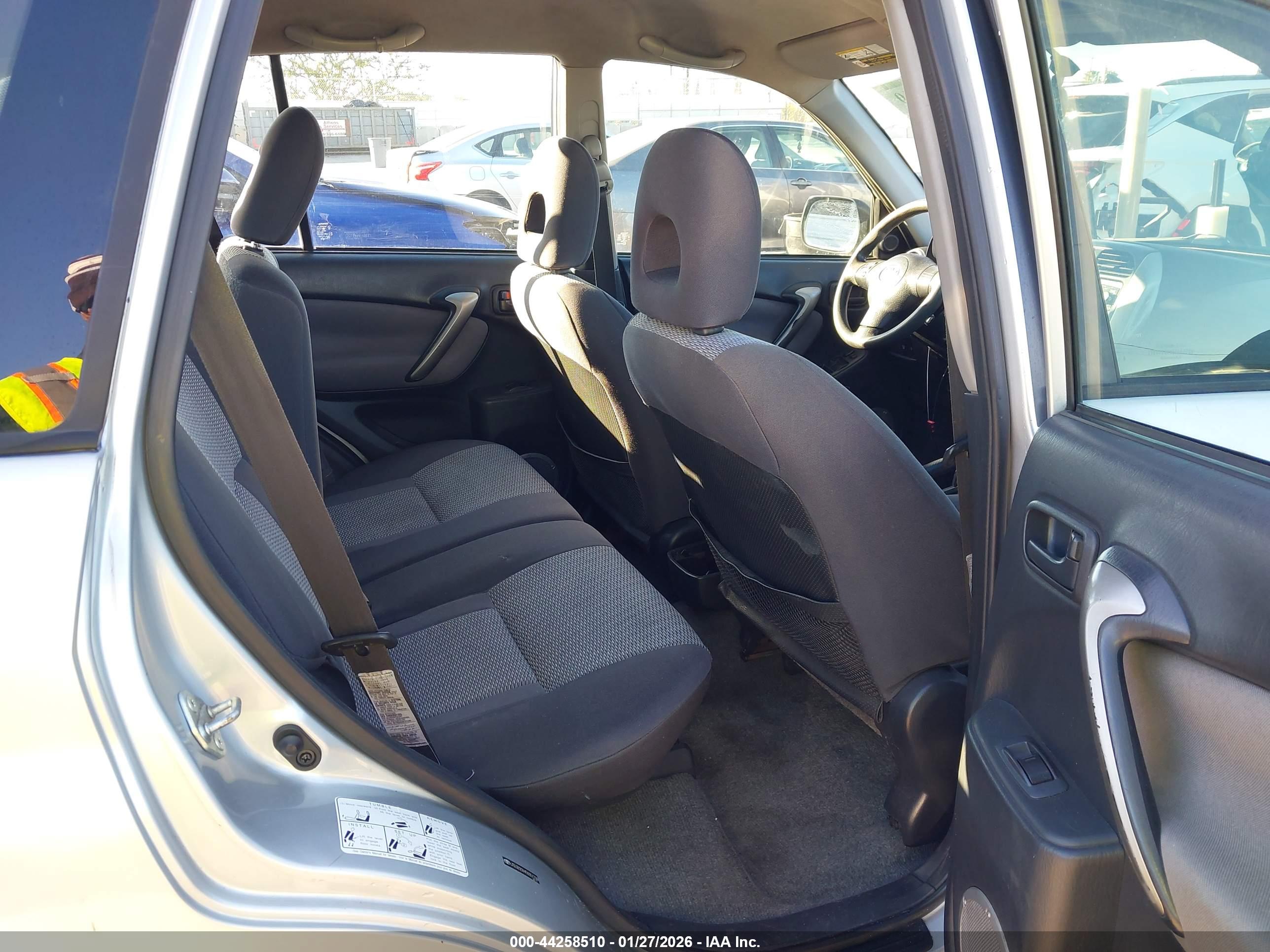 TOYOTA RAV4 image 8