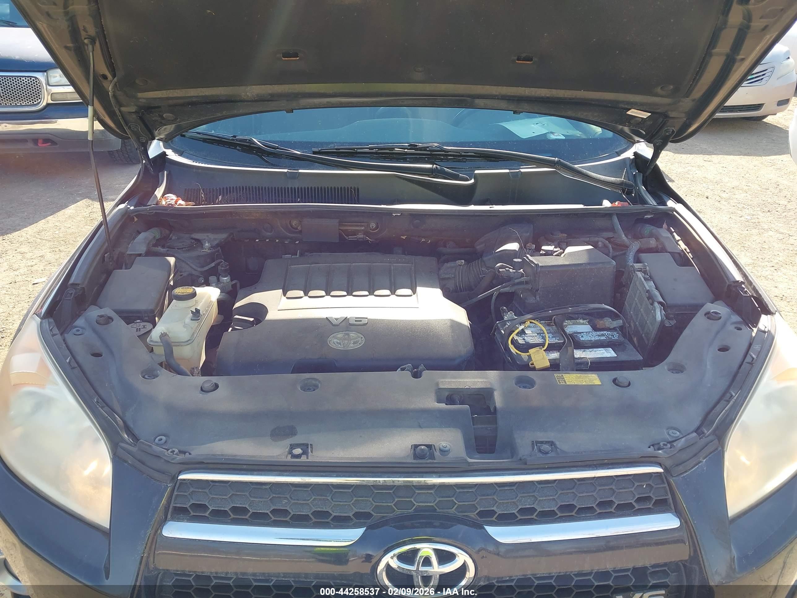 TOYOTA RAV4 image 10