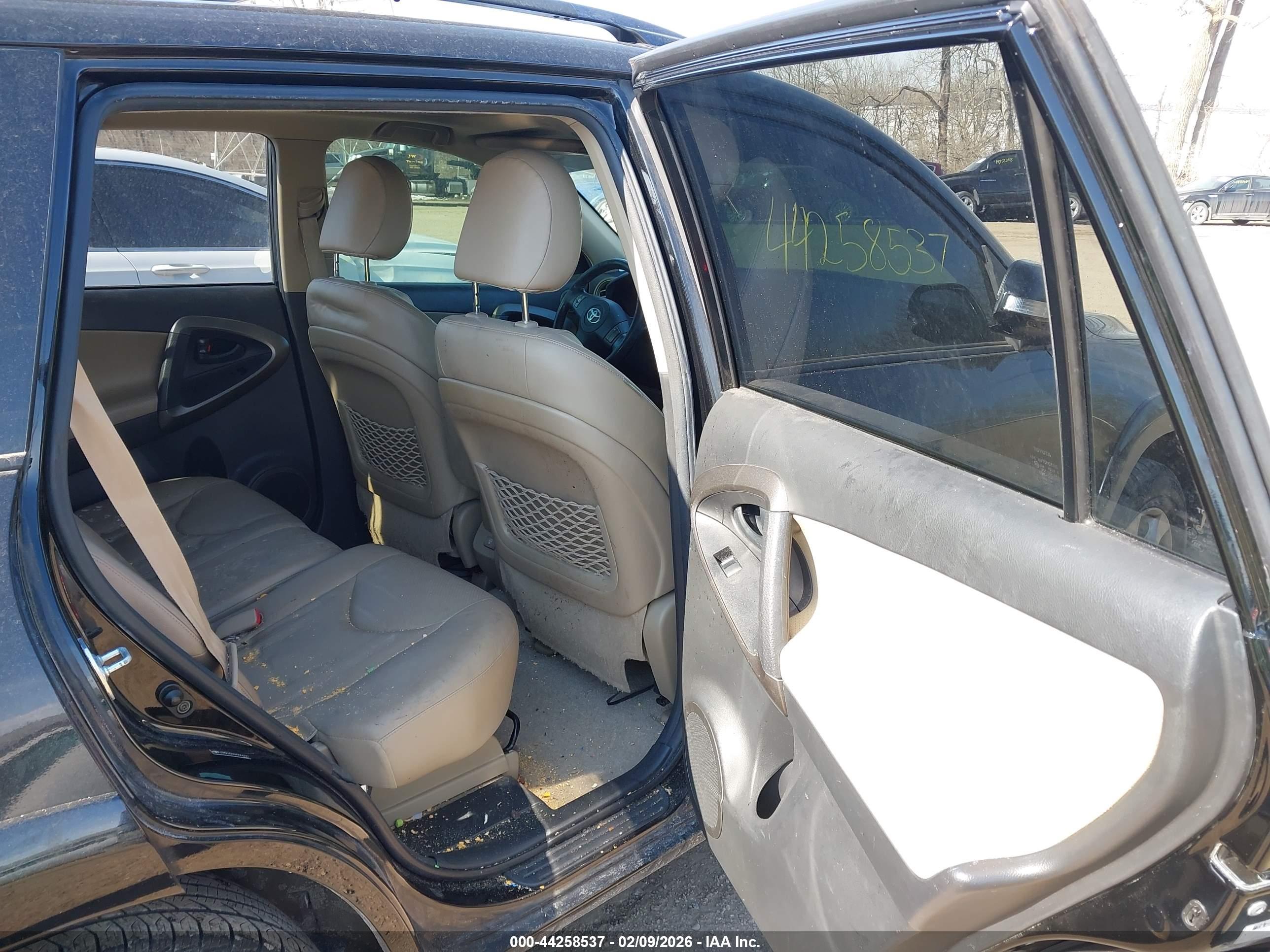 TOYOTA RAV4 image 8