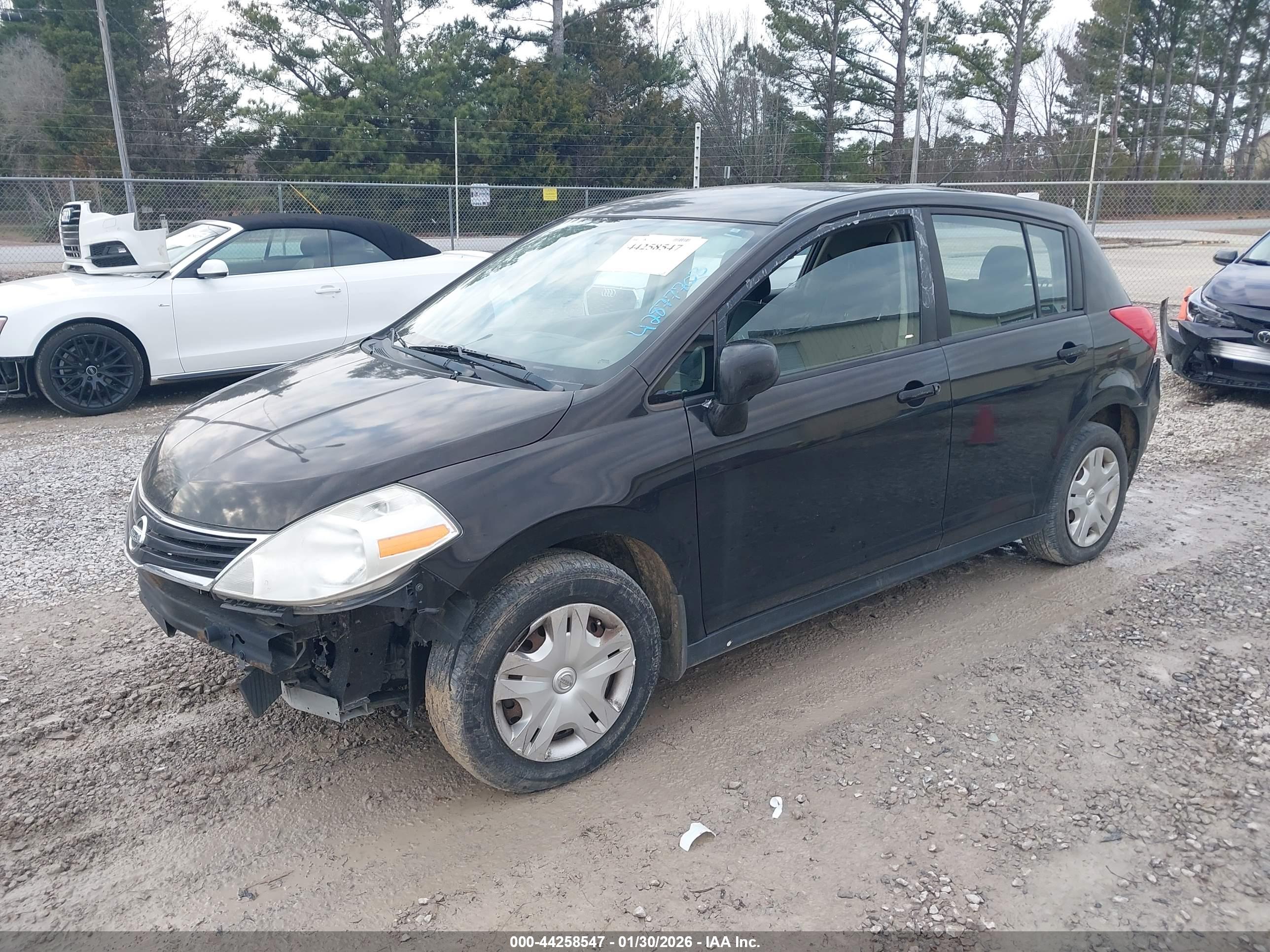 NISSAN VERSA image 2