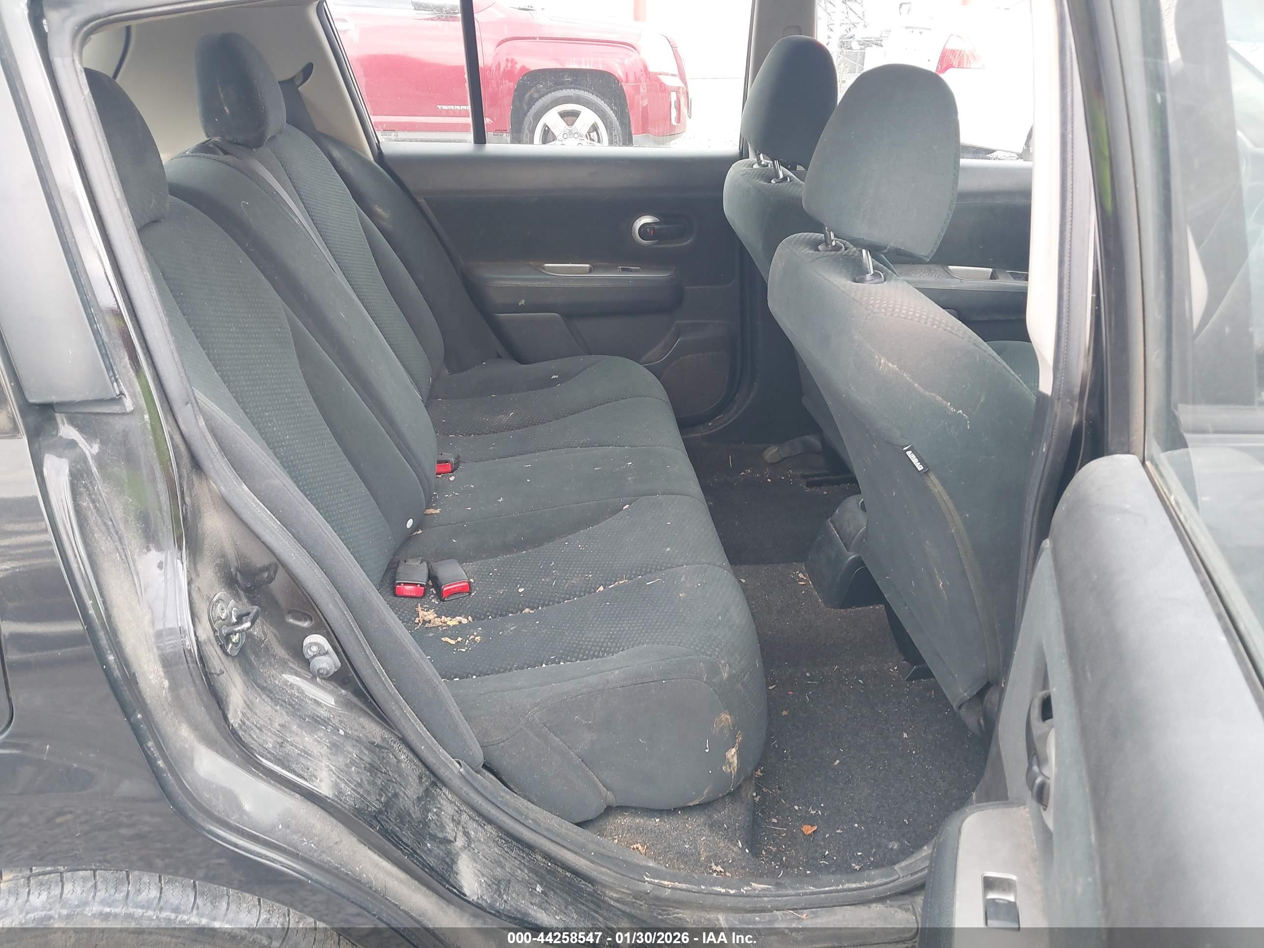NISSAN VERSA image 8