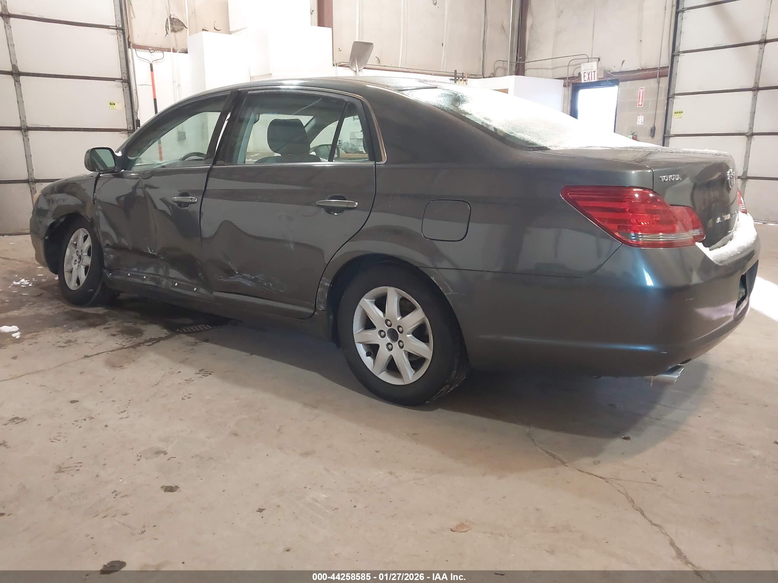 TOYOTA AVALON image 3