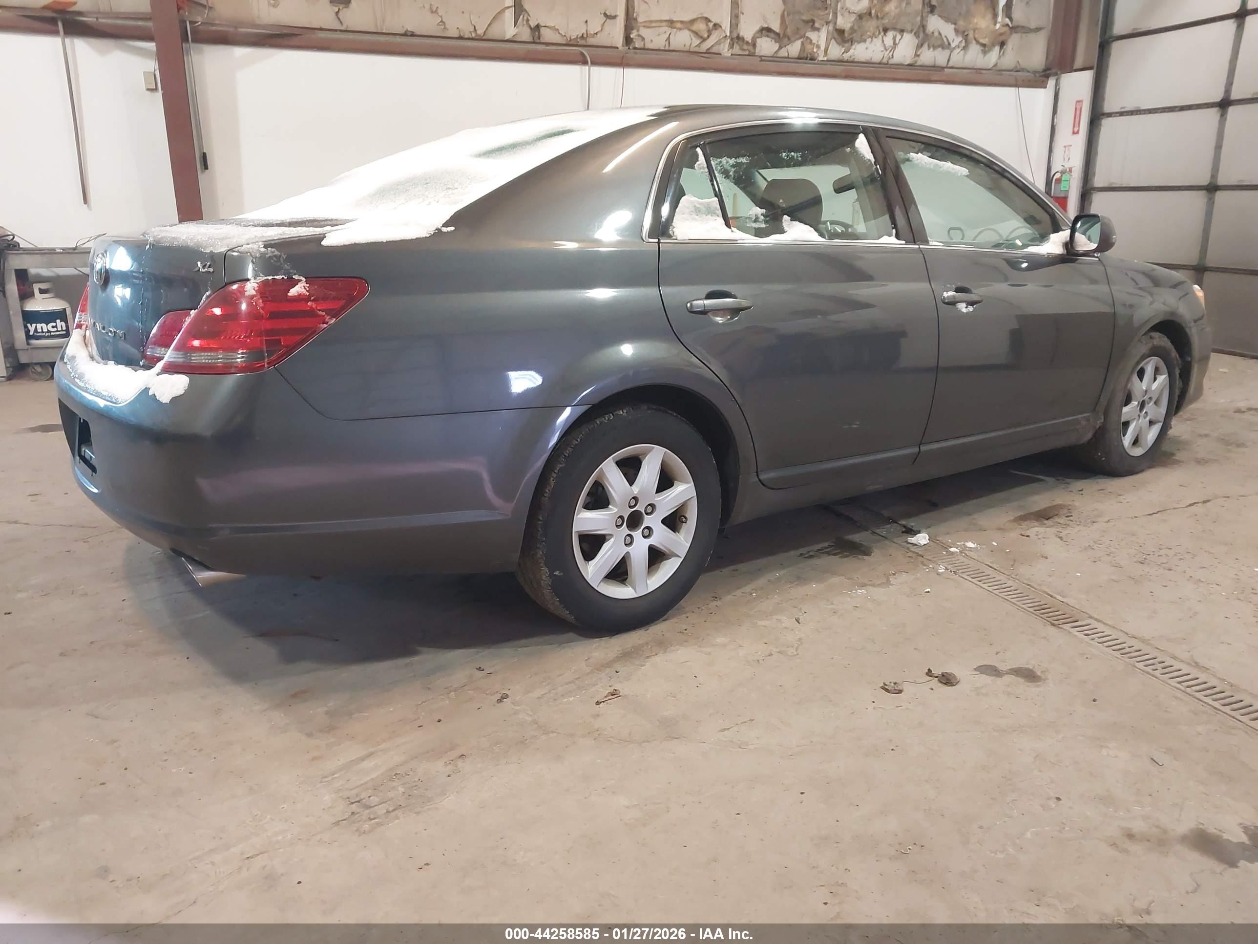 TOYOTA AVALON image 4