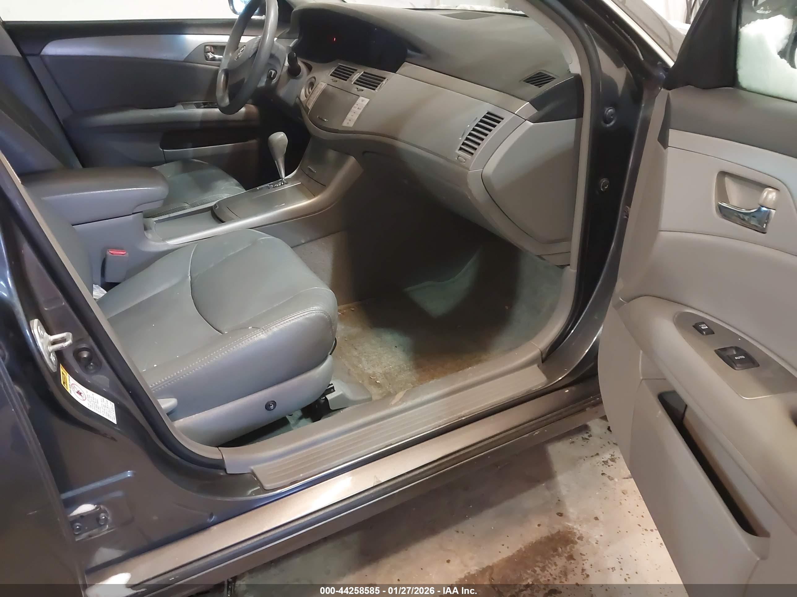 TOYOTA AVALON image 5