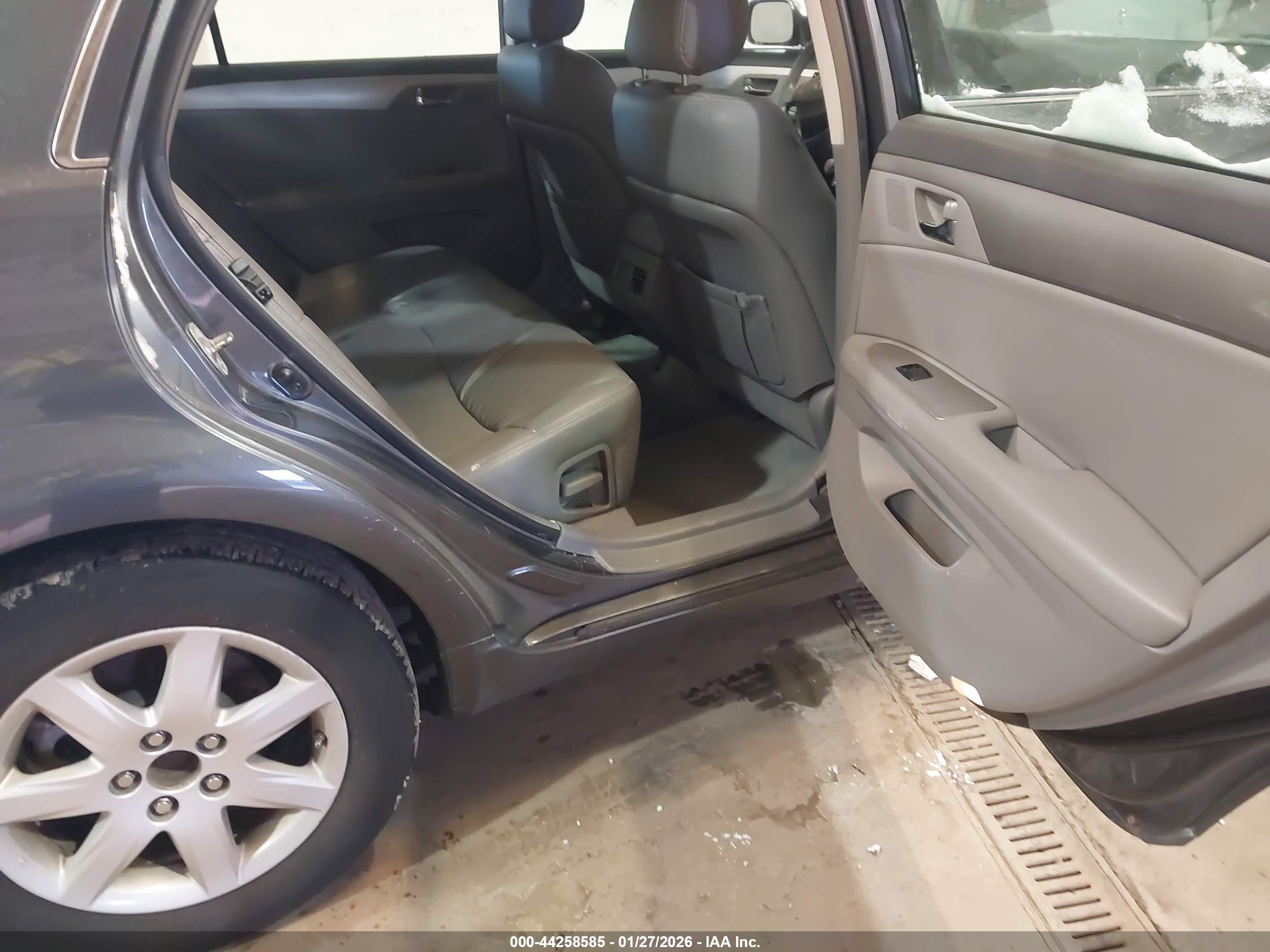 TOYOTA AVALON image 8
