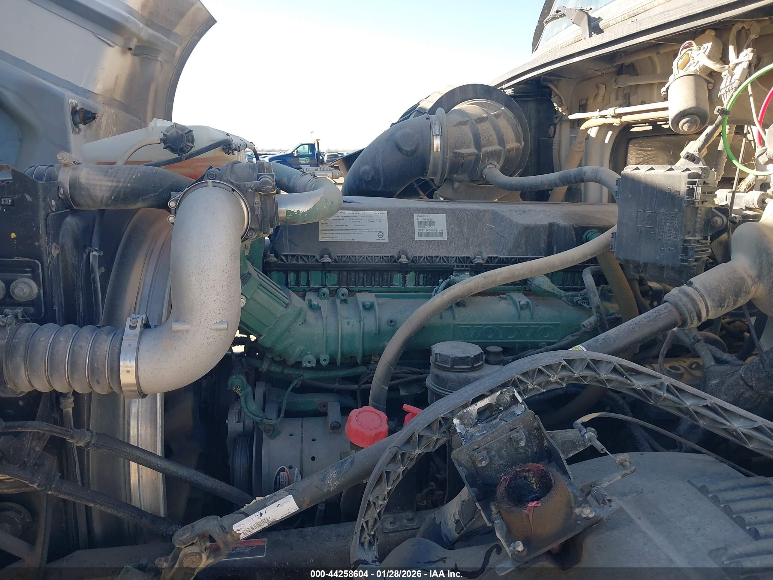VOLVO VNL image 10