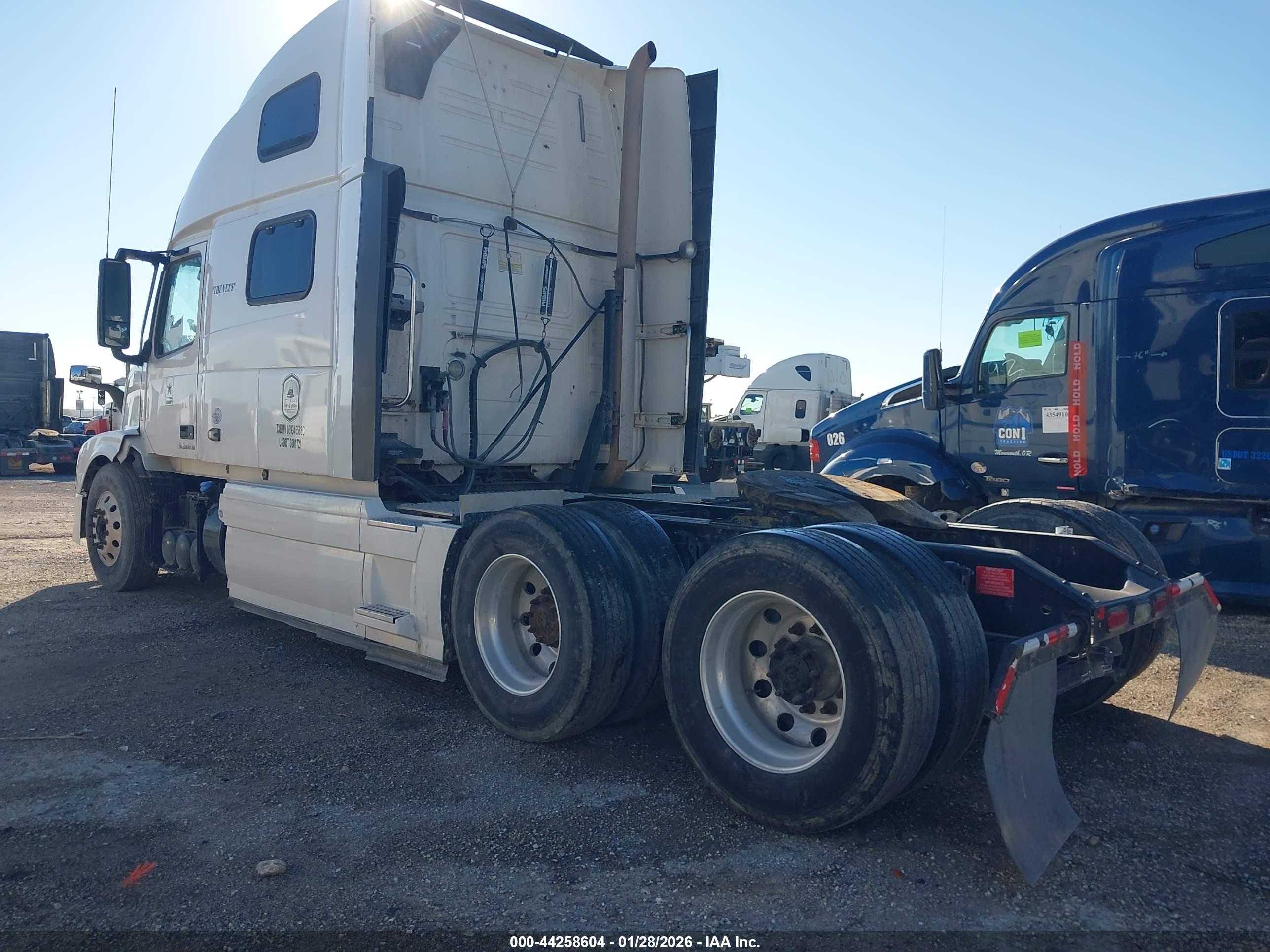 VOLVO VNL image 3