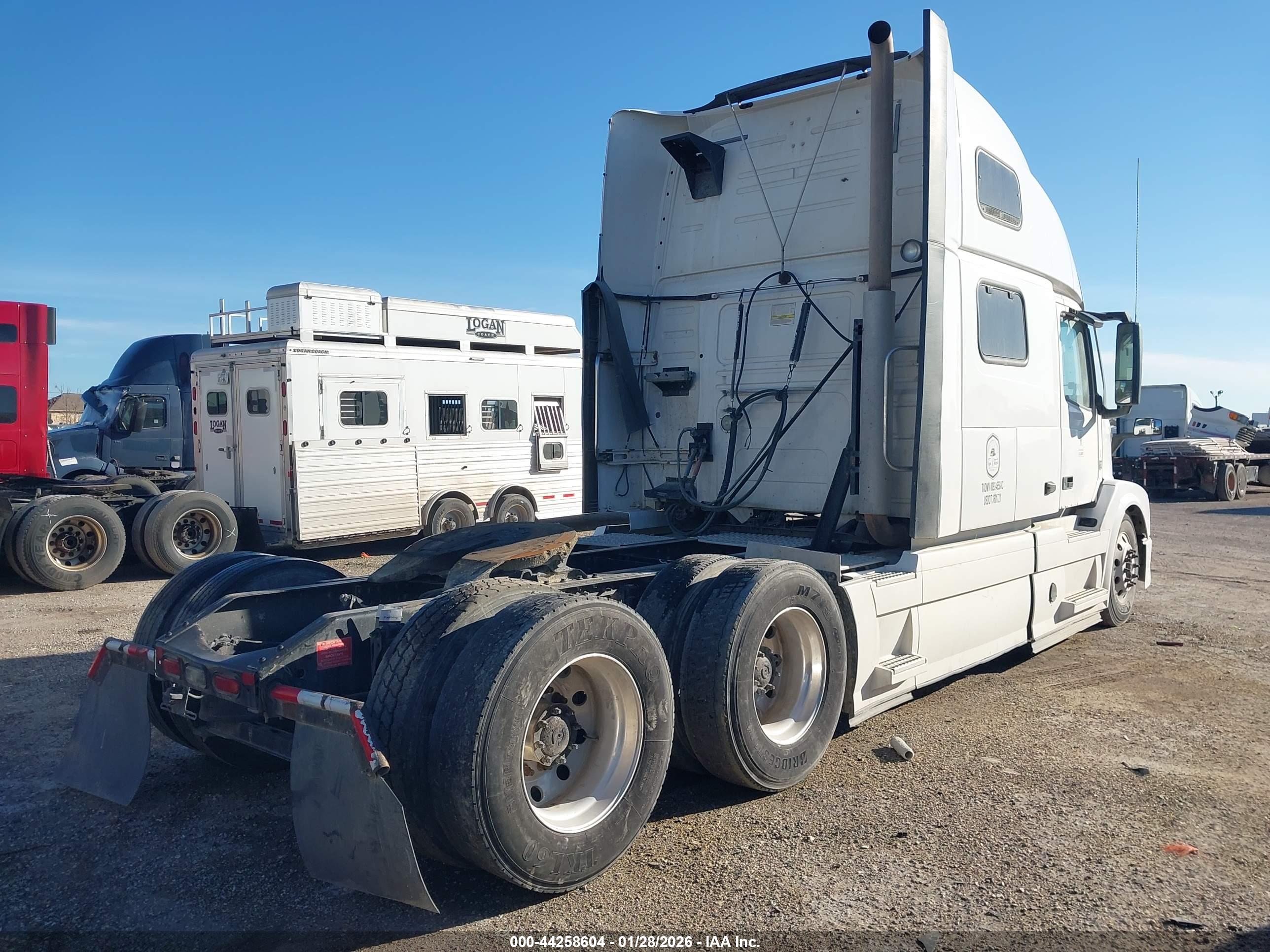 VOLVO VNL image 4