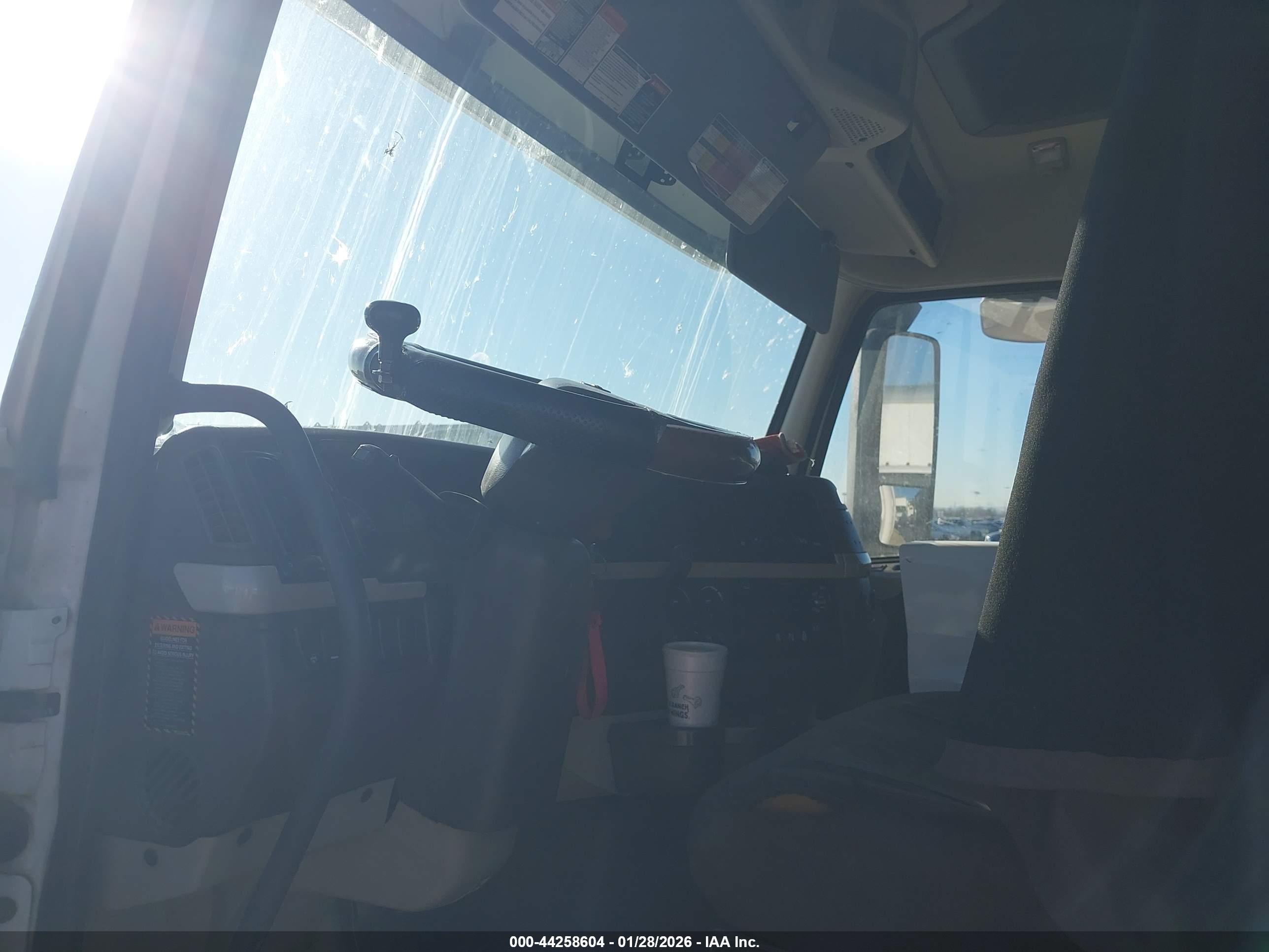 VOLVO VNL image 8