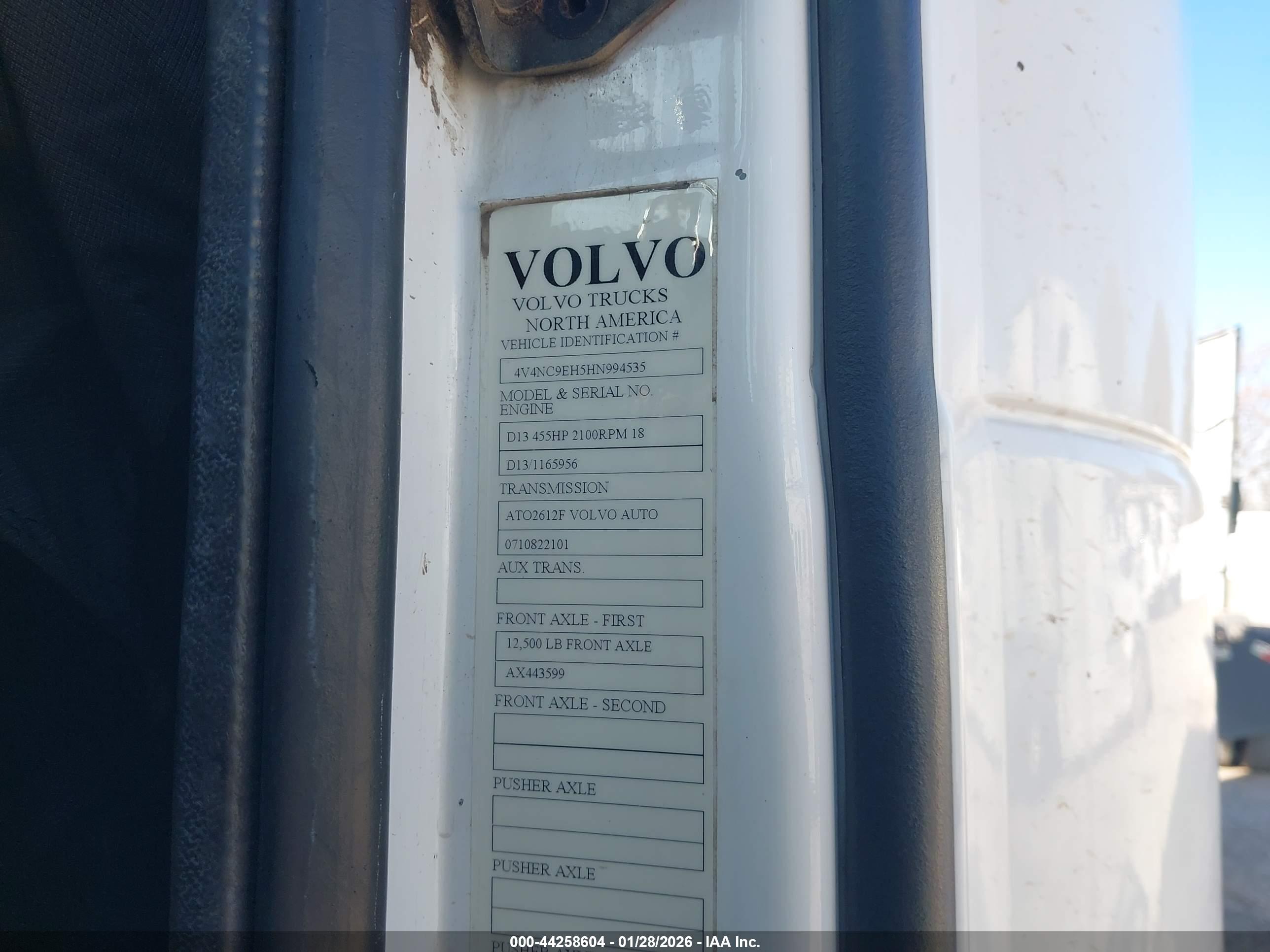 VOLVO VNL image 9