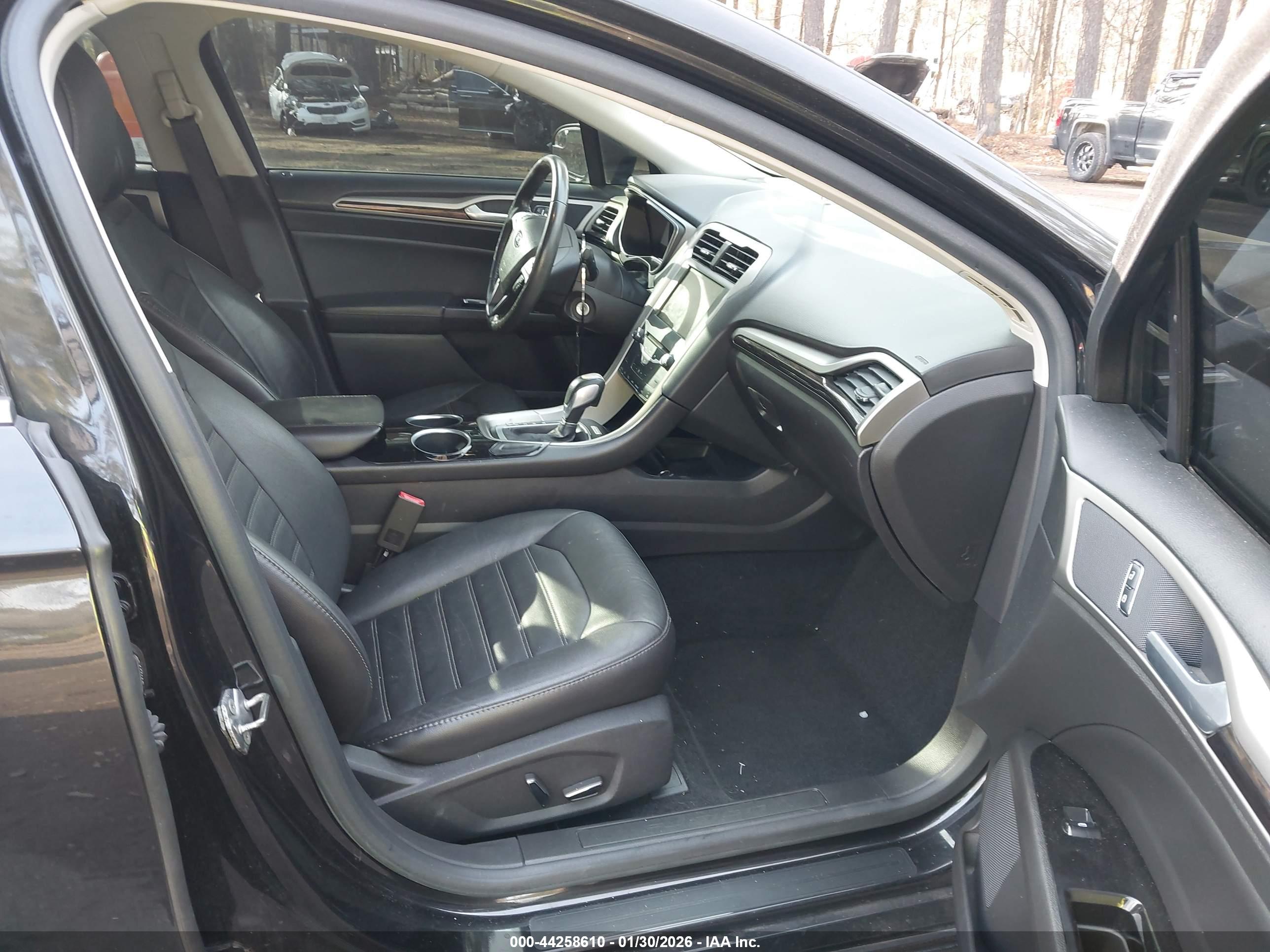 FORD FUSION image 5