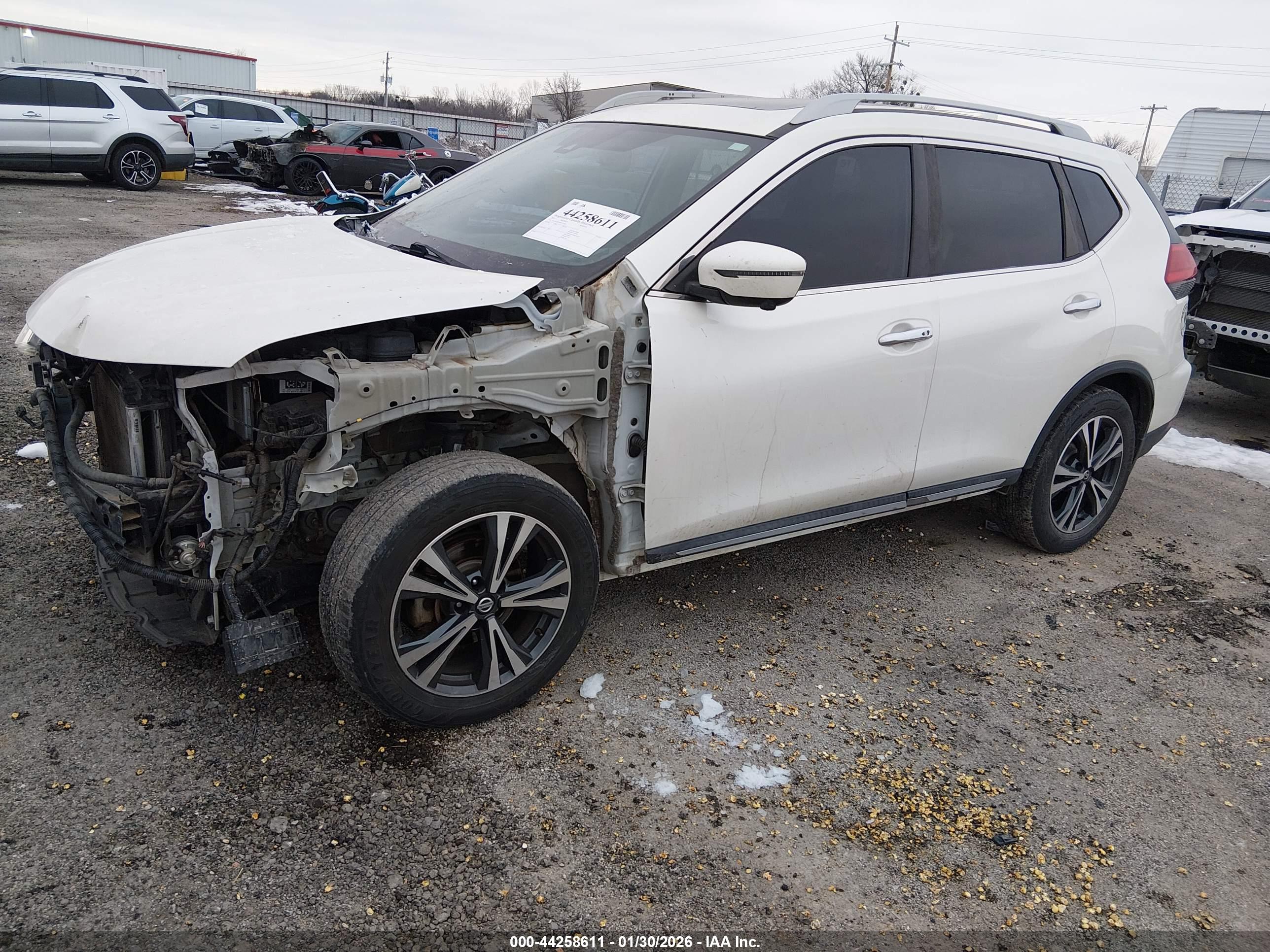 NISSAN ROGUE image 2