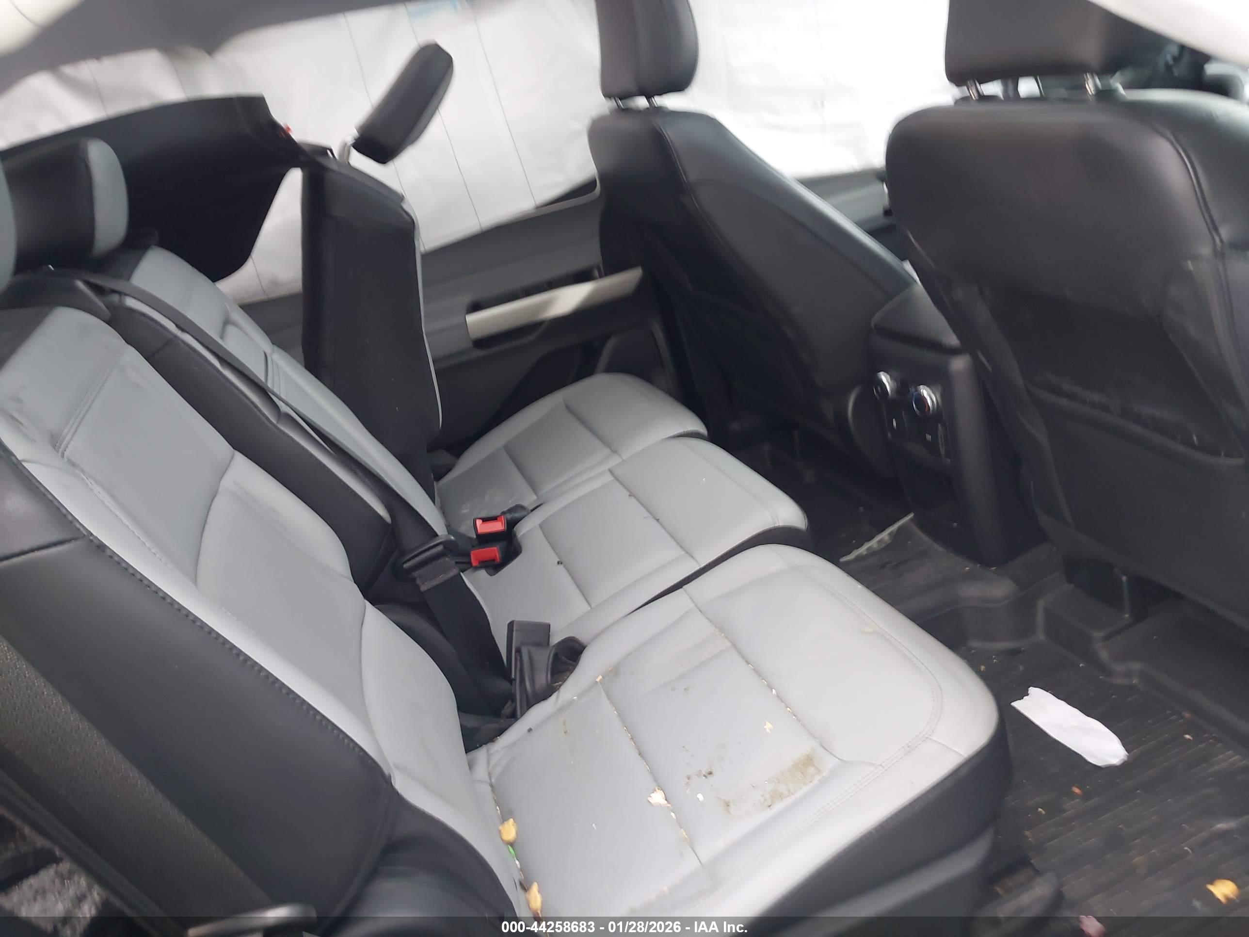 FORD EXPLORER image 8