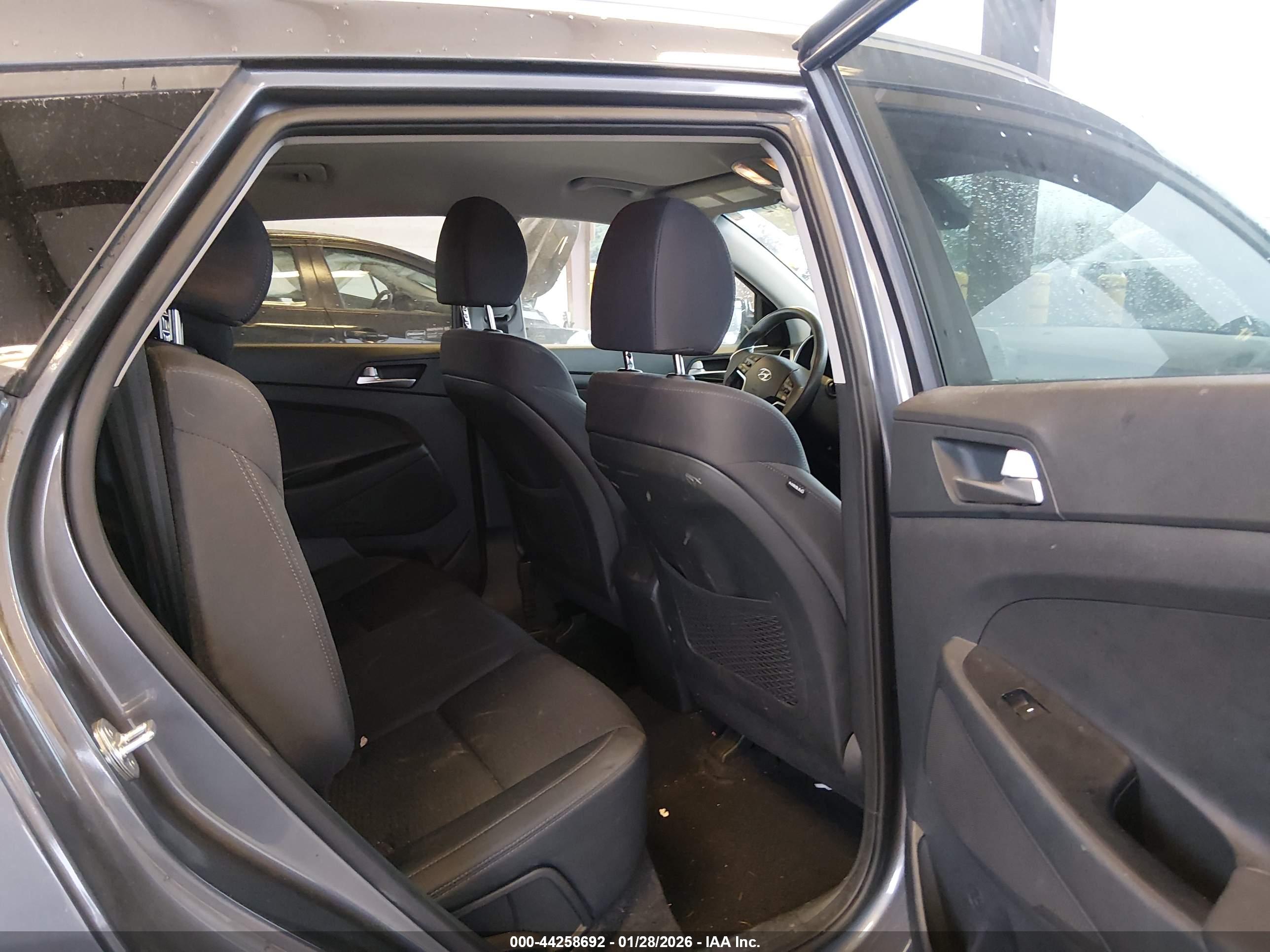 HYUNDAI TUCSON image 8