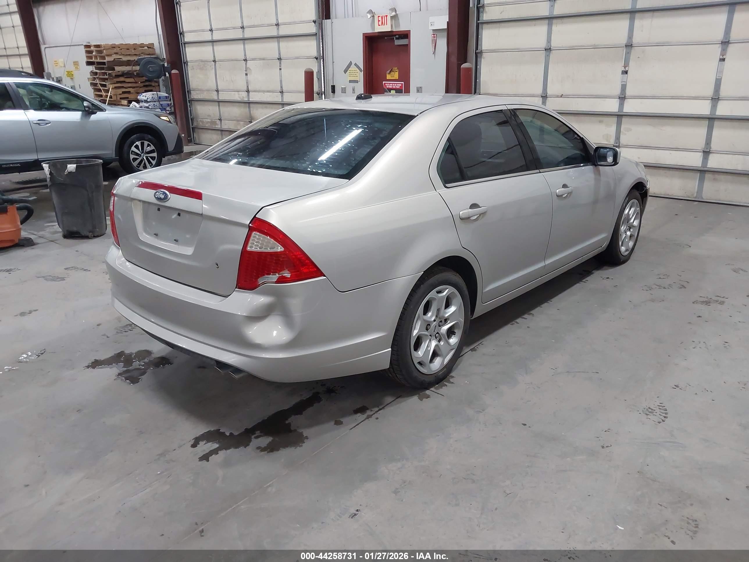 FORD FUSION image 4