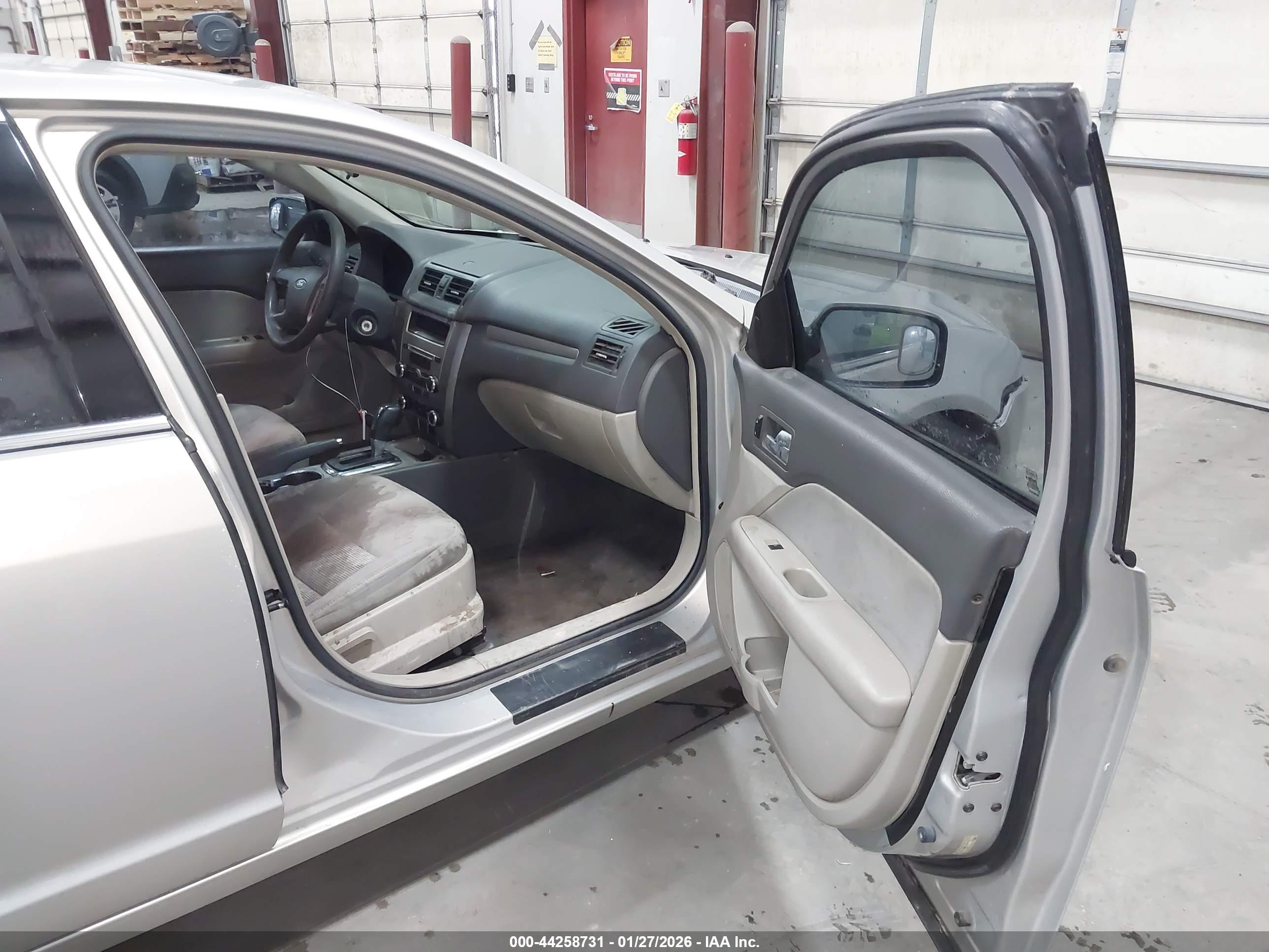 FORD FUSION image 5