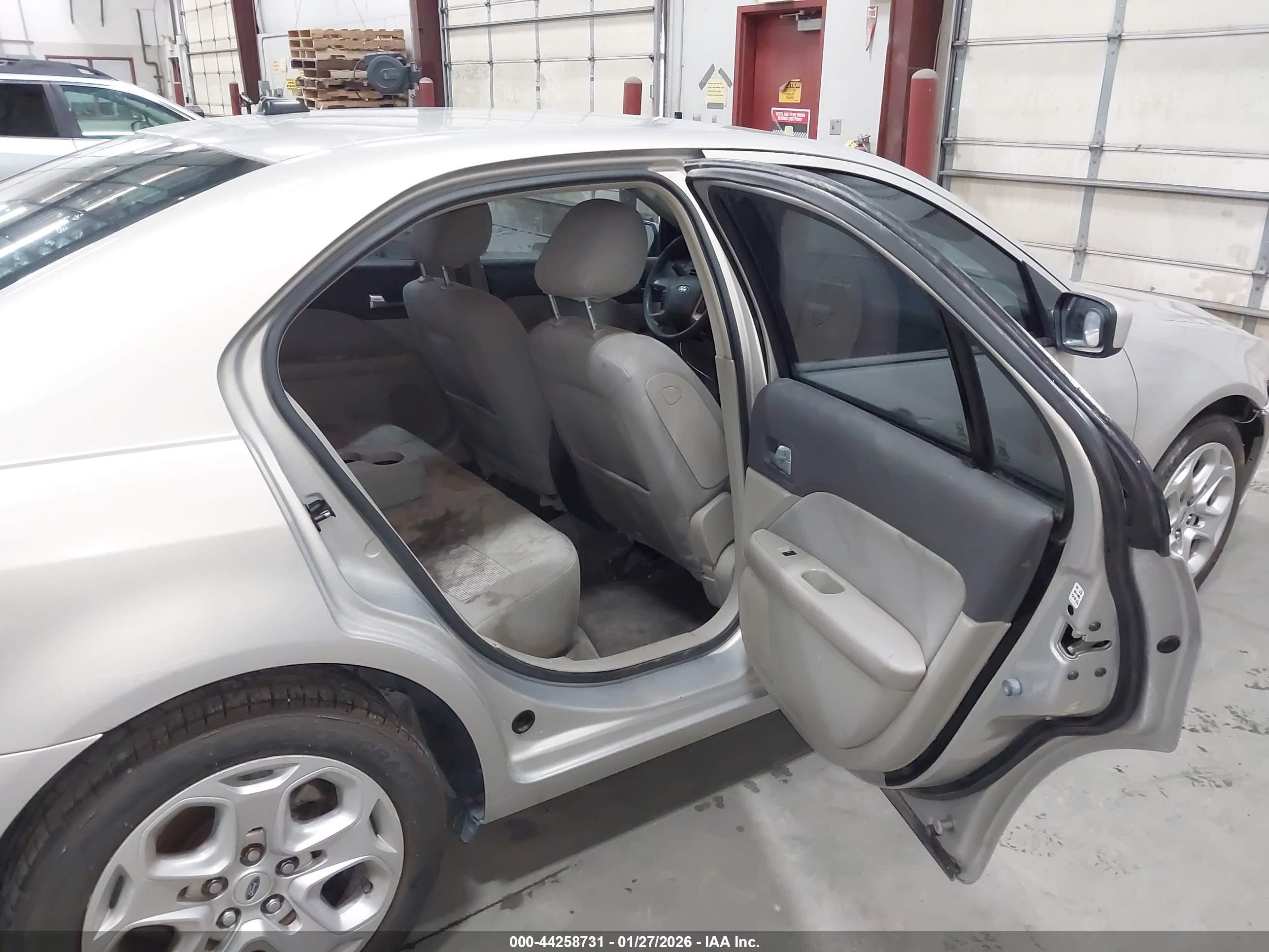 FORD FUSION image 8