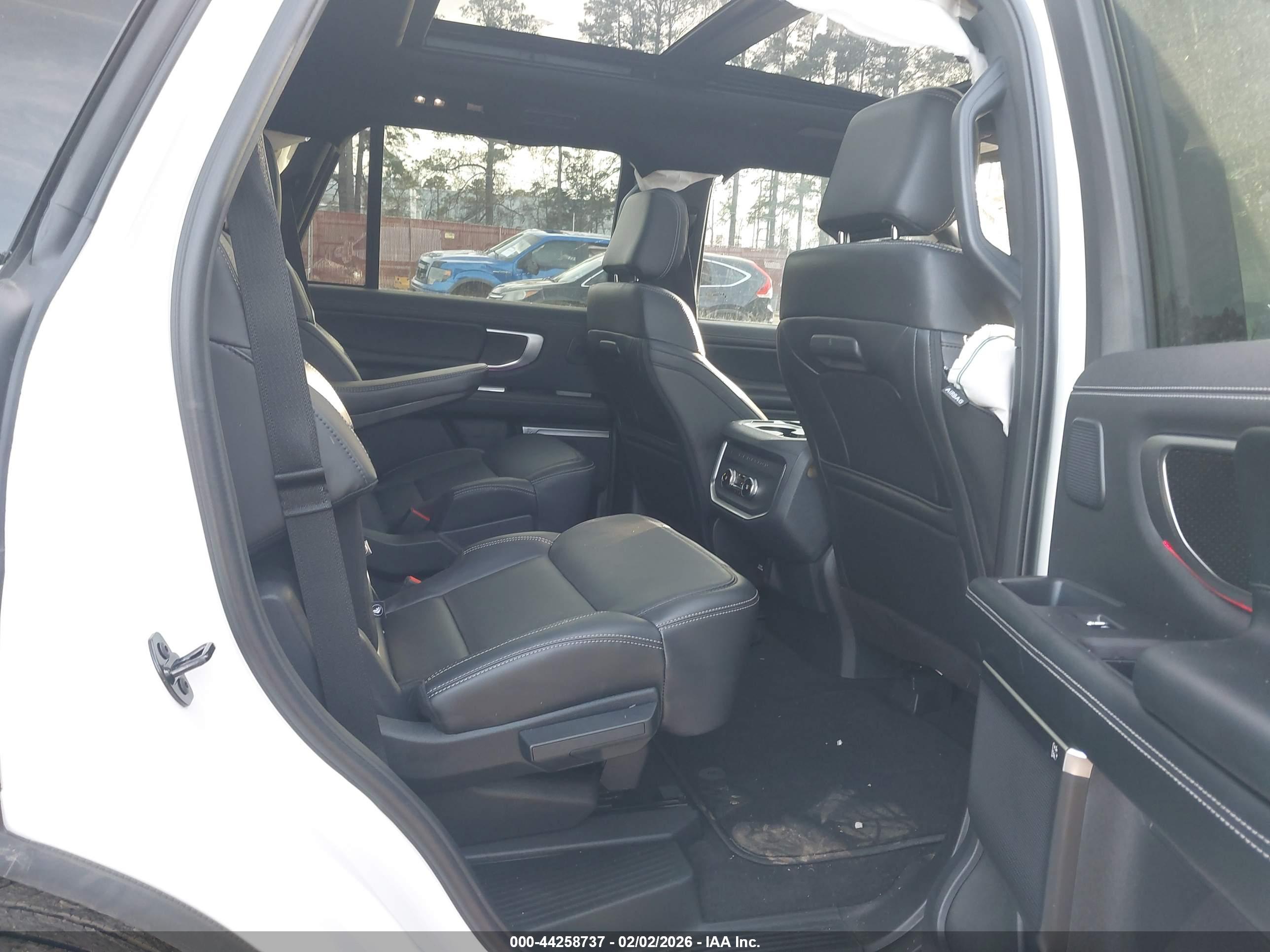 FORD EXPEDITION image 8