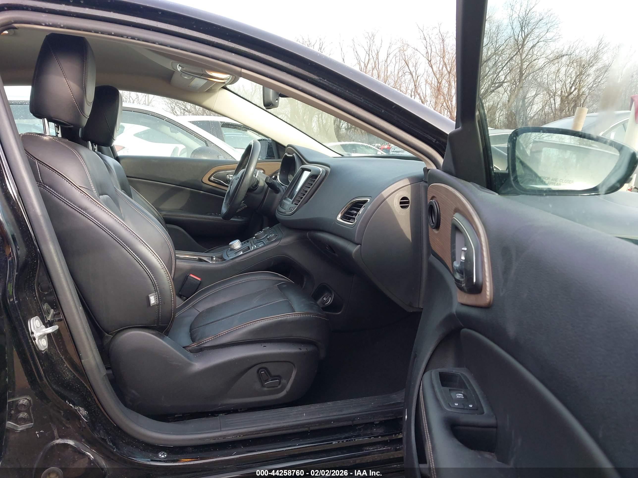 CHRYSLER 200 image 5