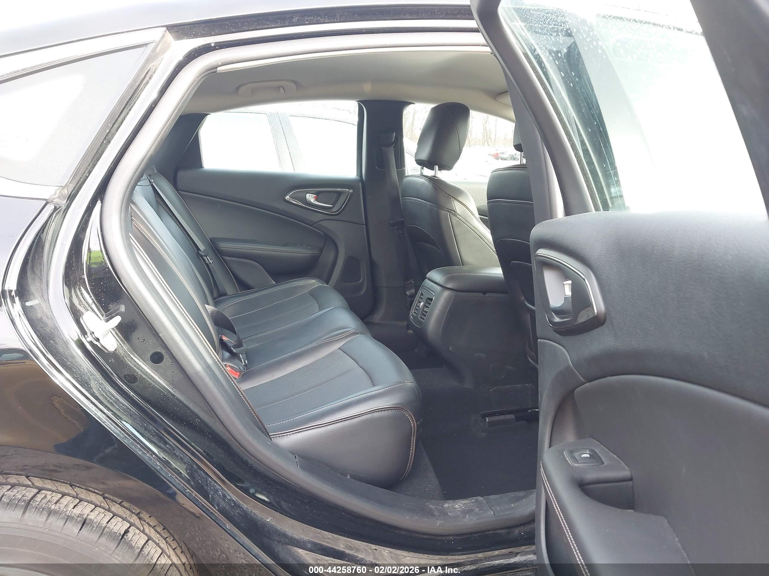 CHRYSLER 200 image 8
