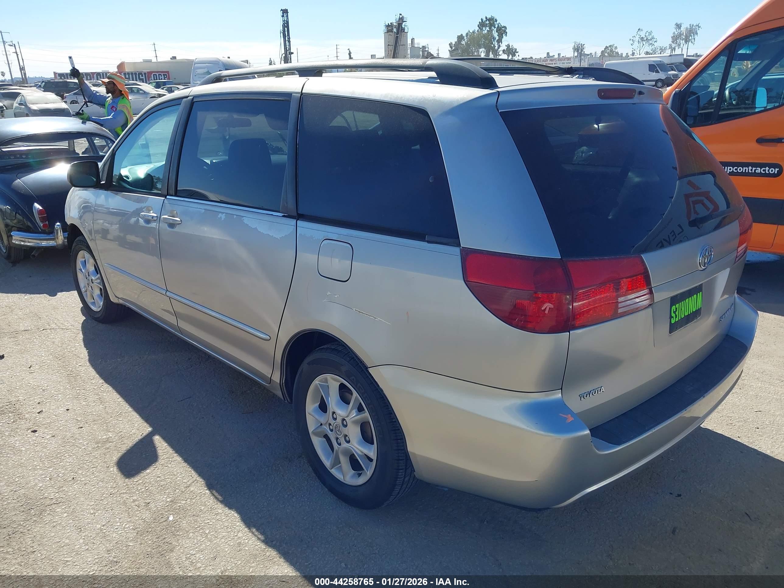 TOYOTA SIENNA image 3