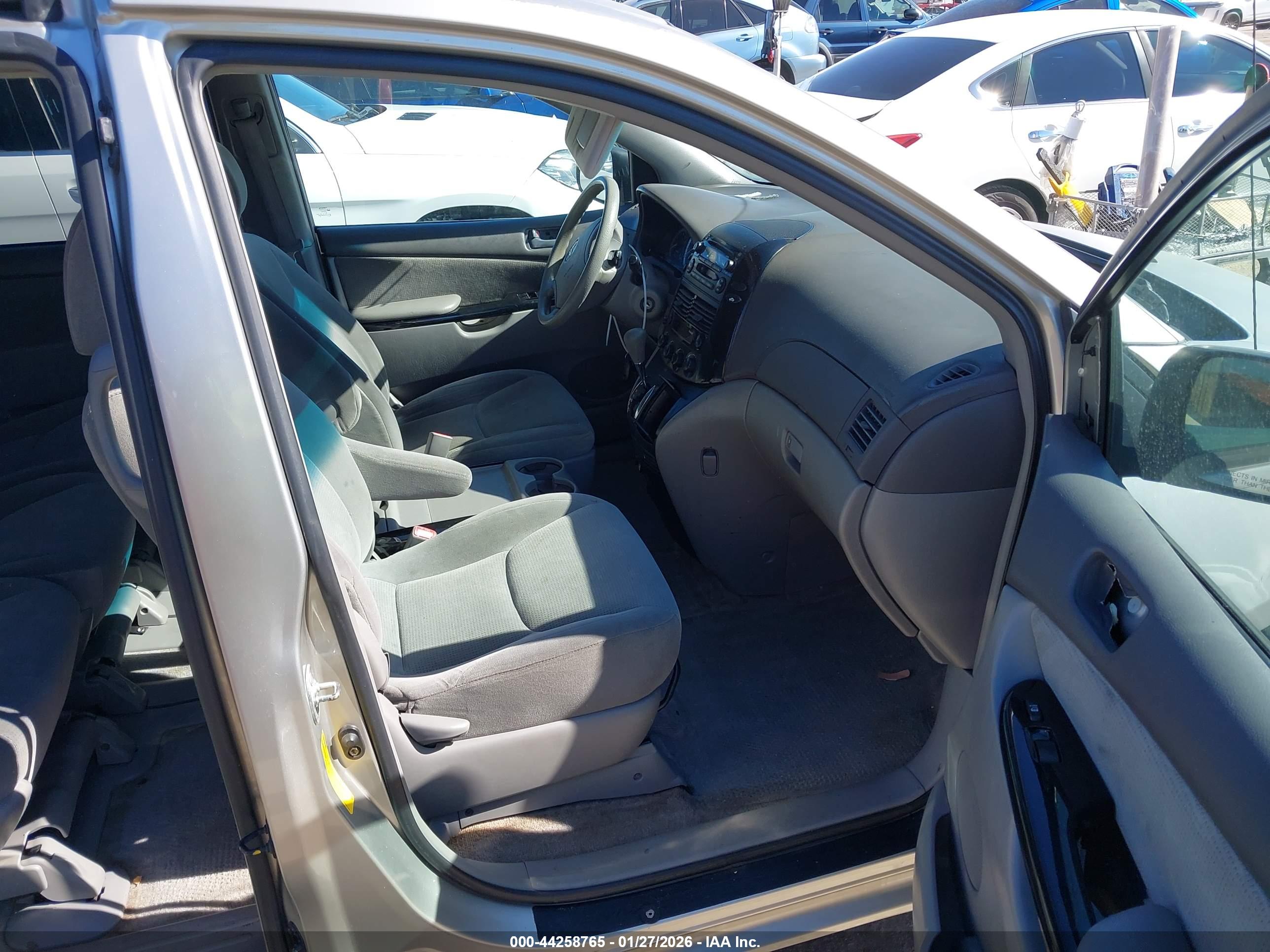 TOYOTA SIENNA image 5