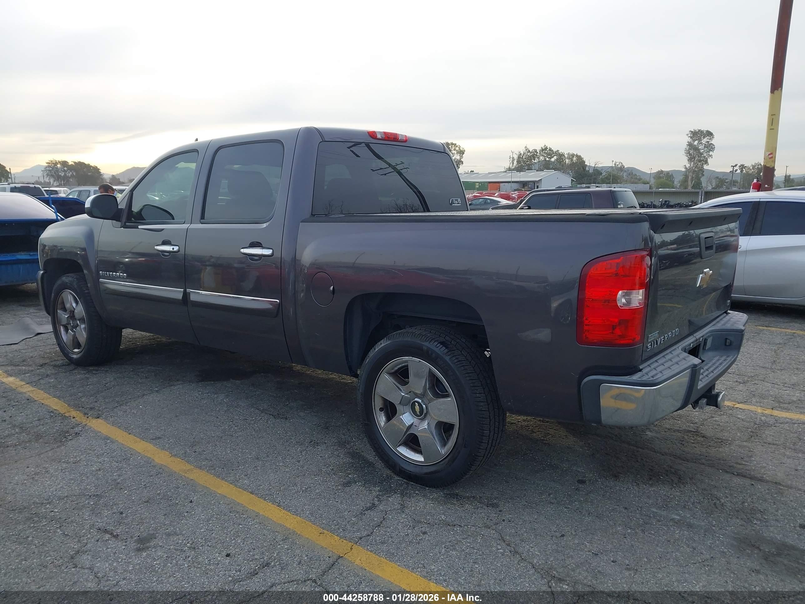 CHEVROLET SILVERADO image 3