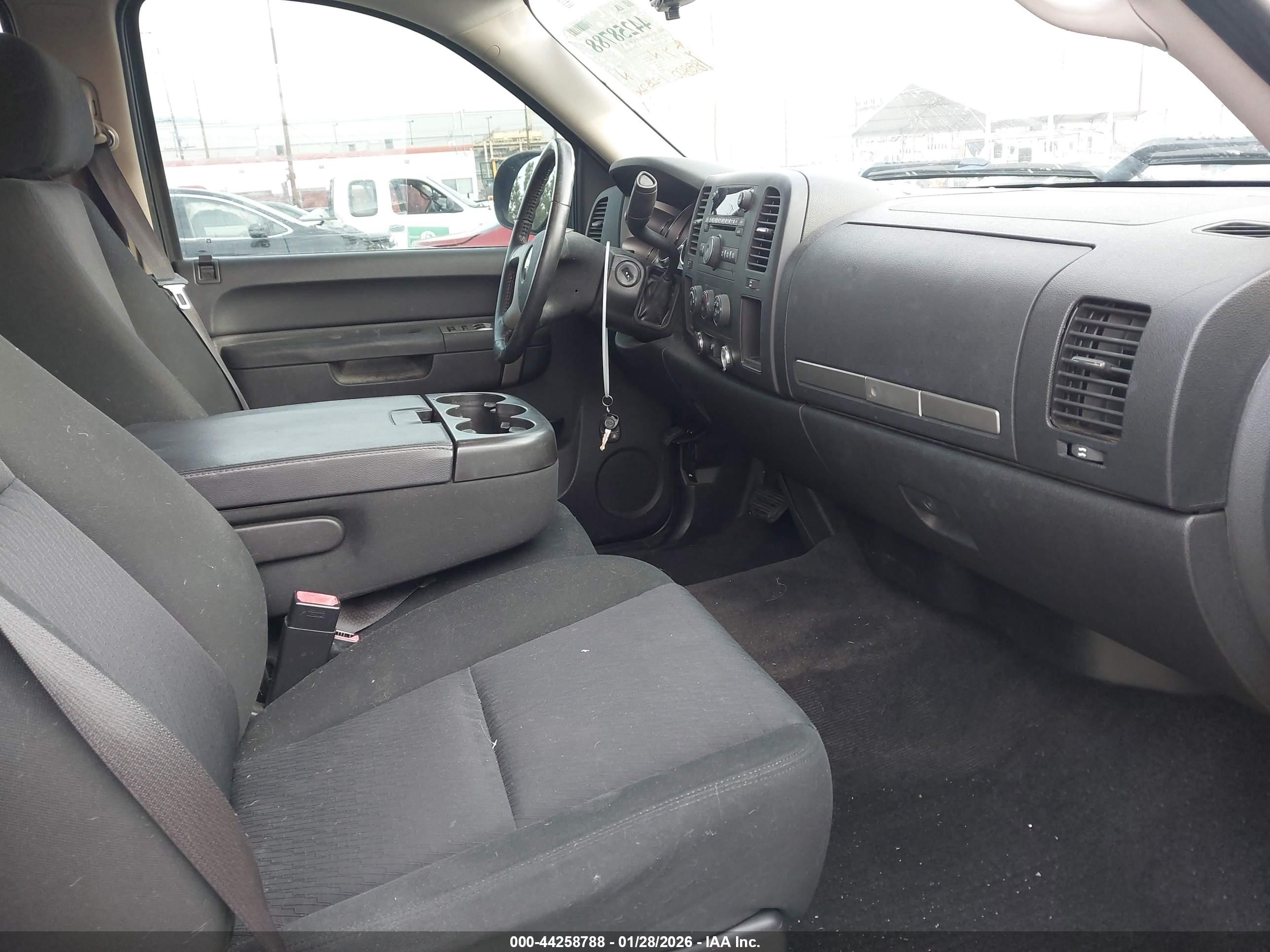 CHEVROLET SILVERADO image 5