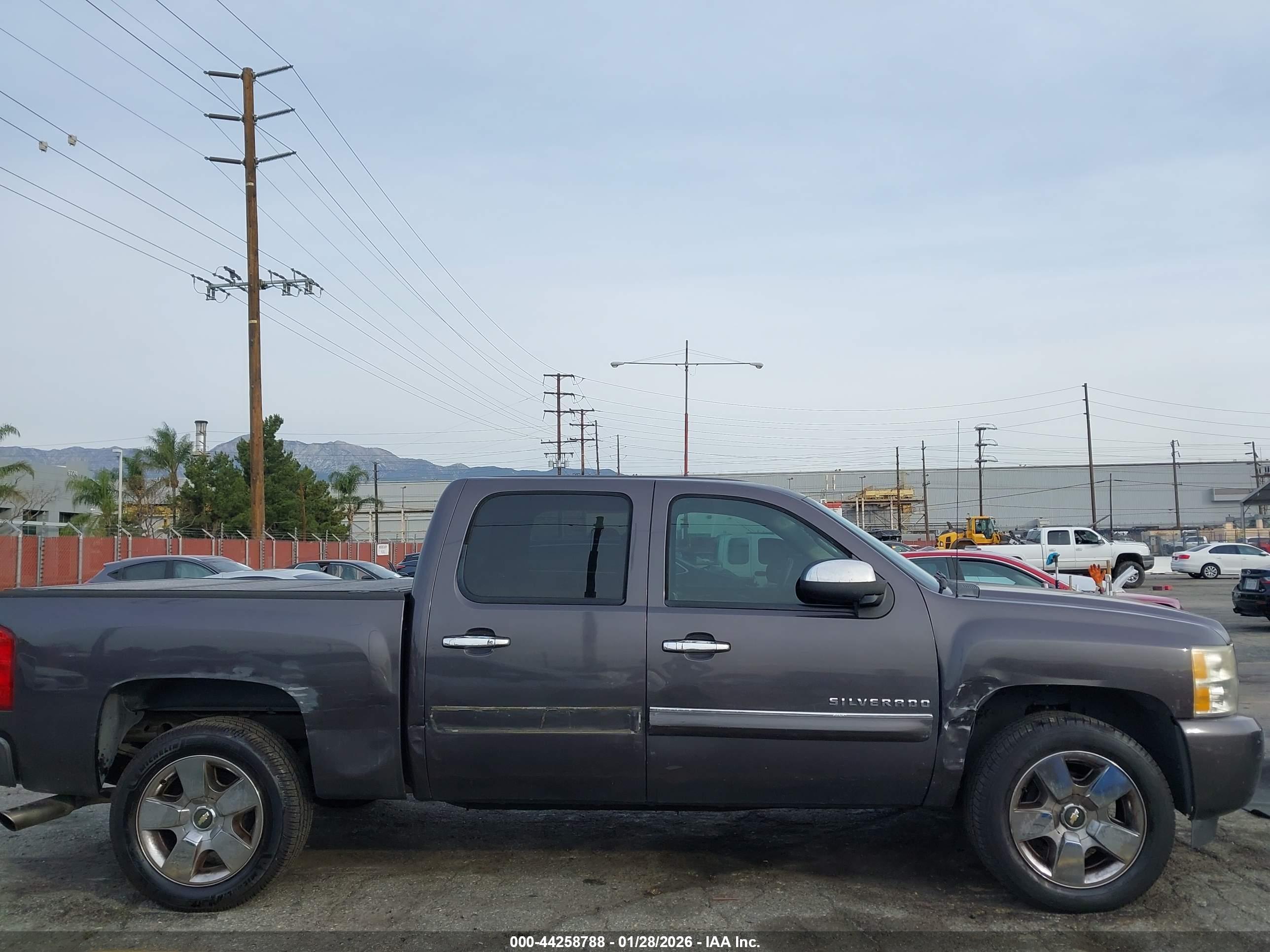 CHEVROLET SILVERADO image 6