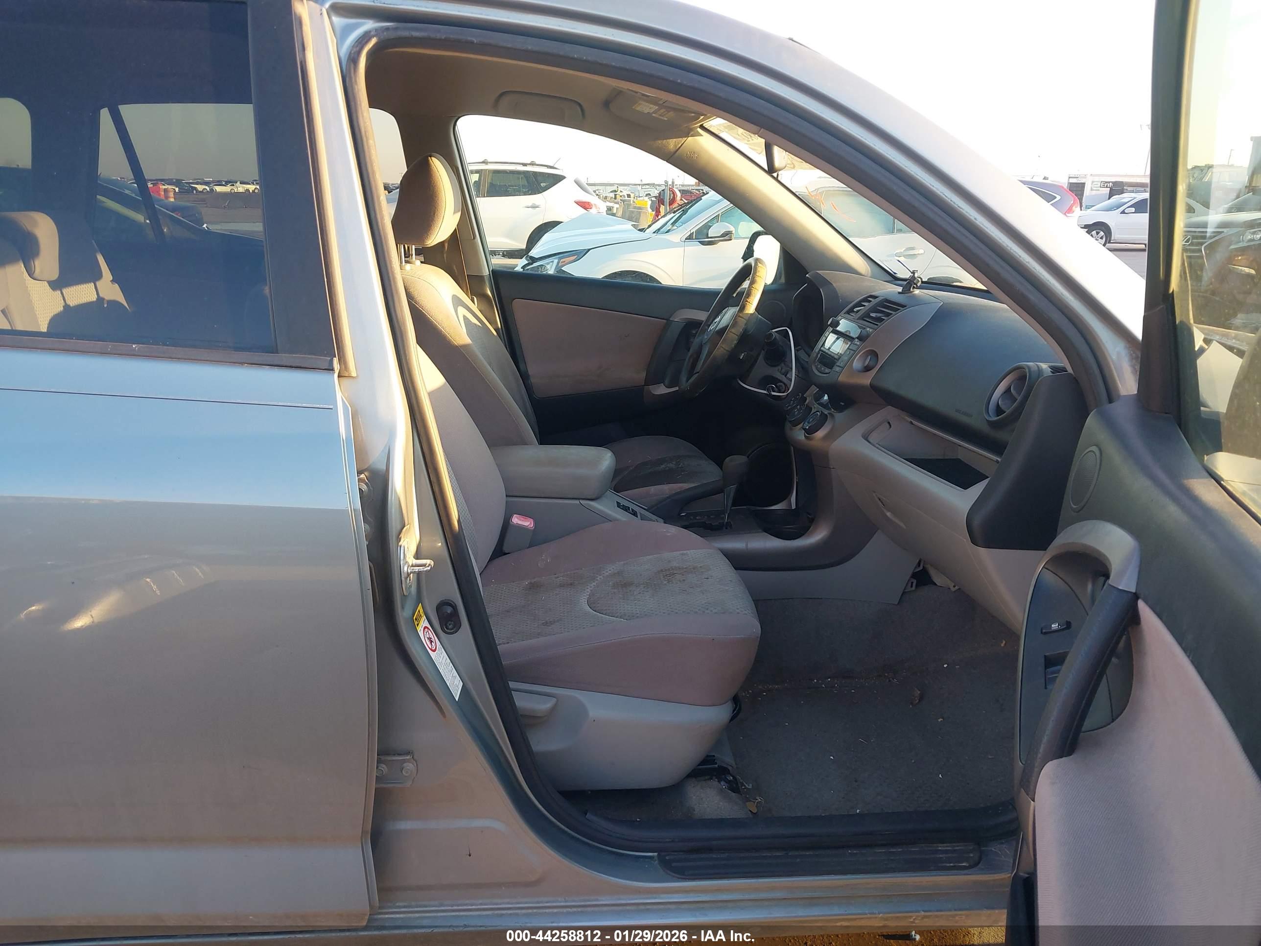 TOYOTA RAV4 image 5