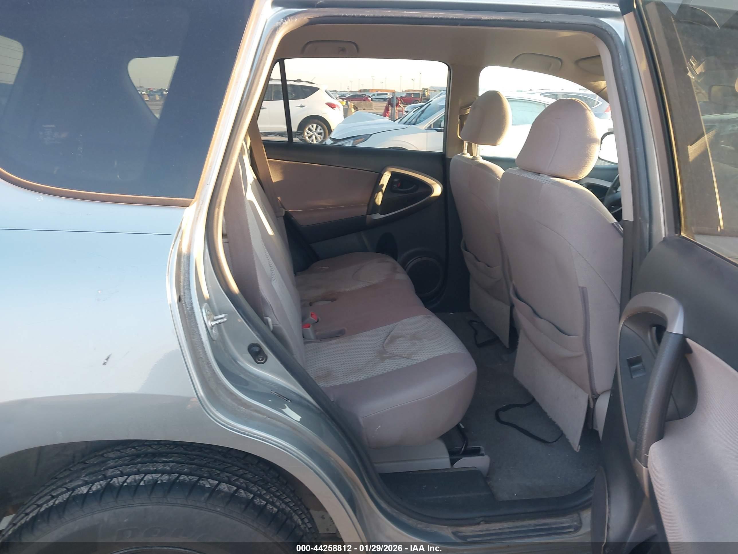 TOYOTA RAV4 image 8