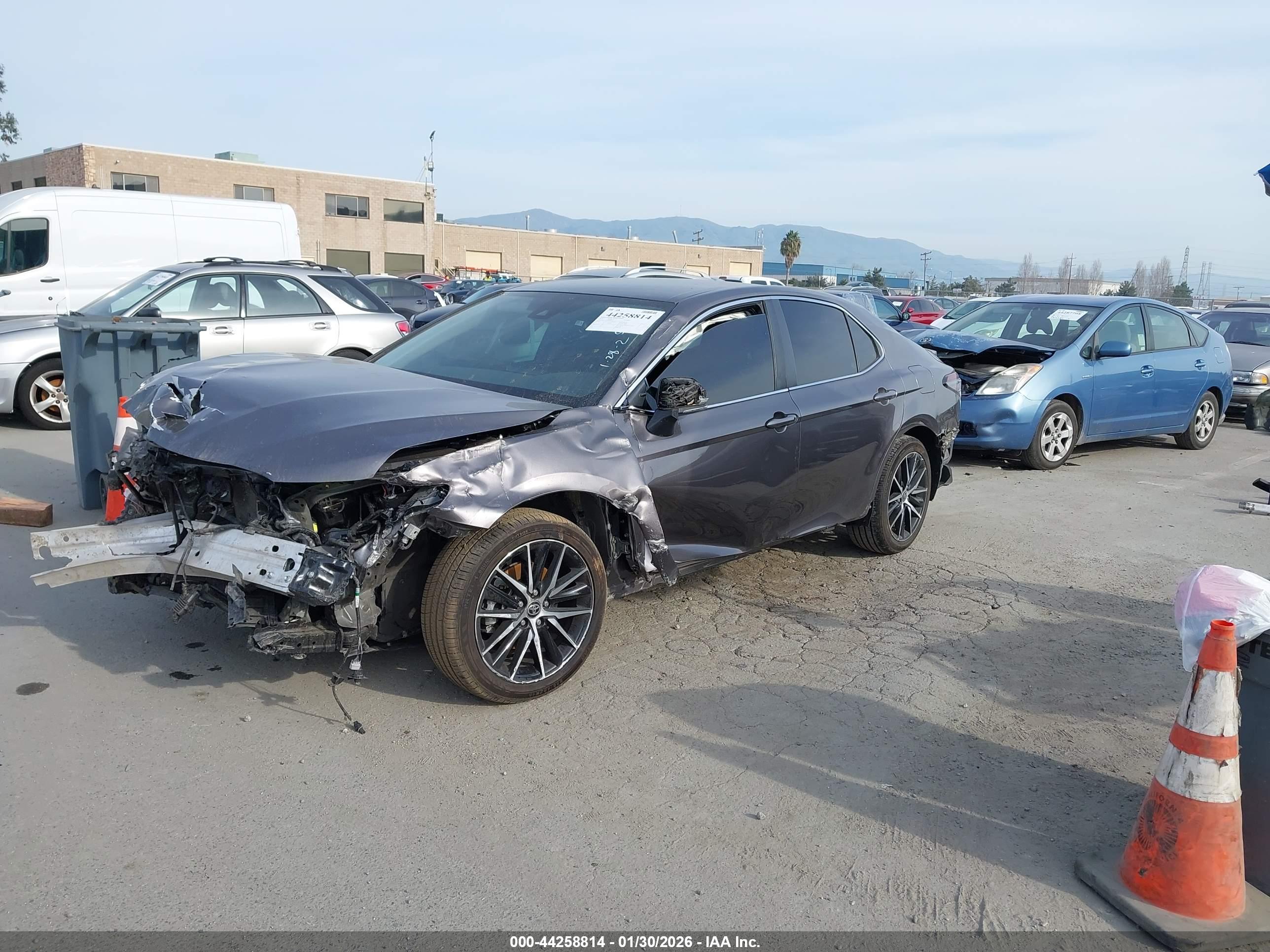 TOYOTA CAMRY image 2