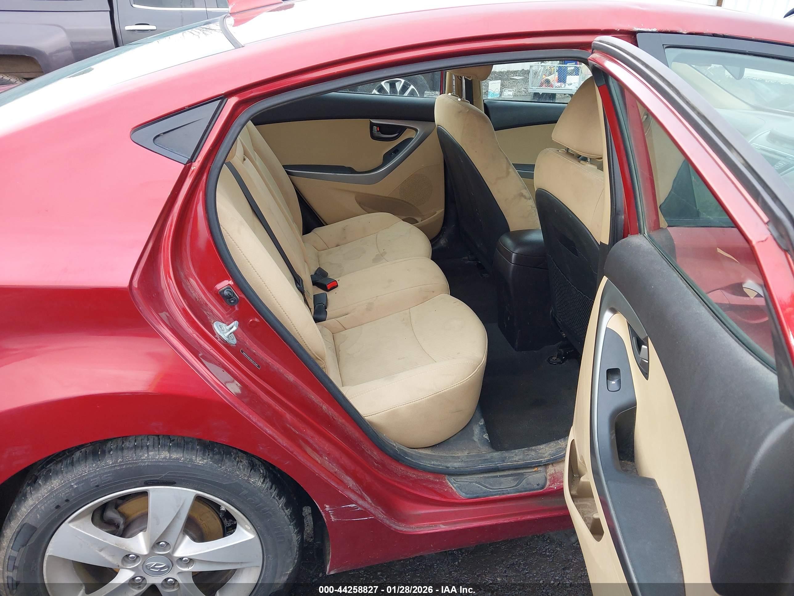 HYUNDAI ELANTRA image 8