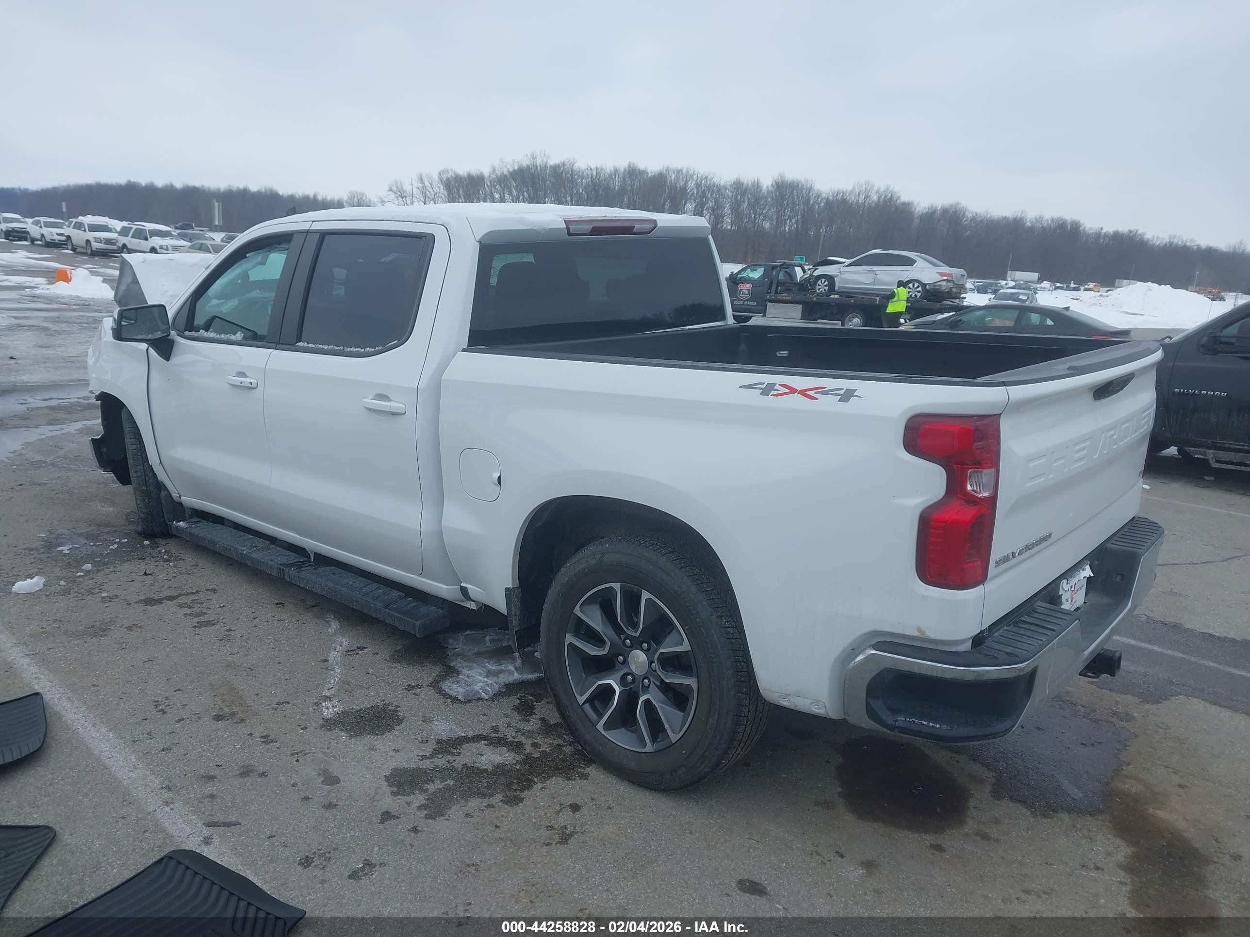 CHEVROLET SILVERADO image 3