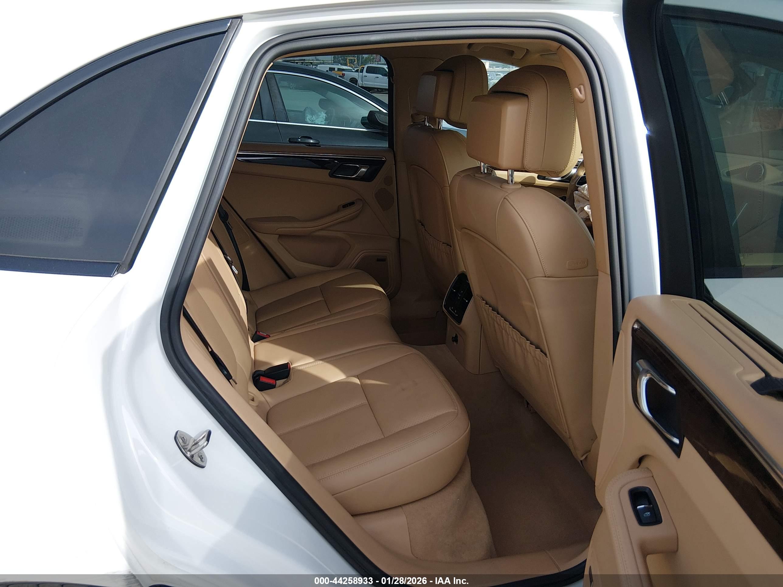 PORSCHE MACAN image 8