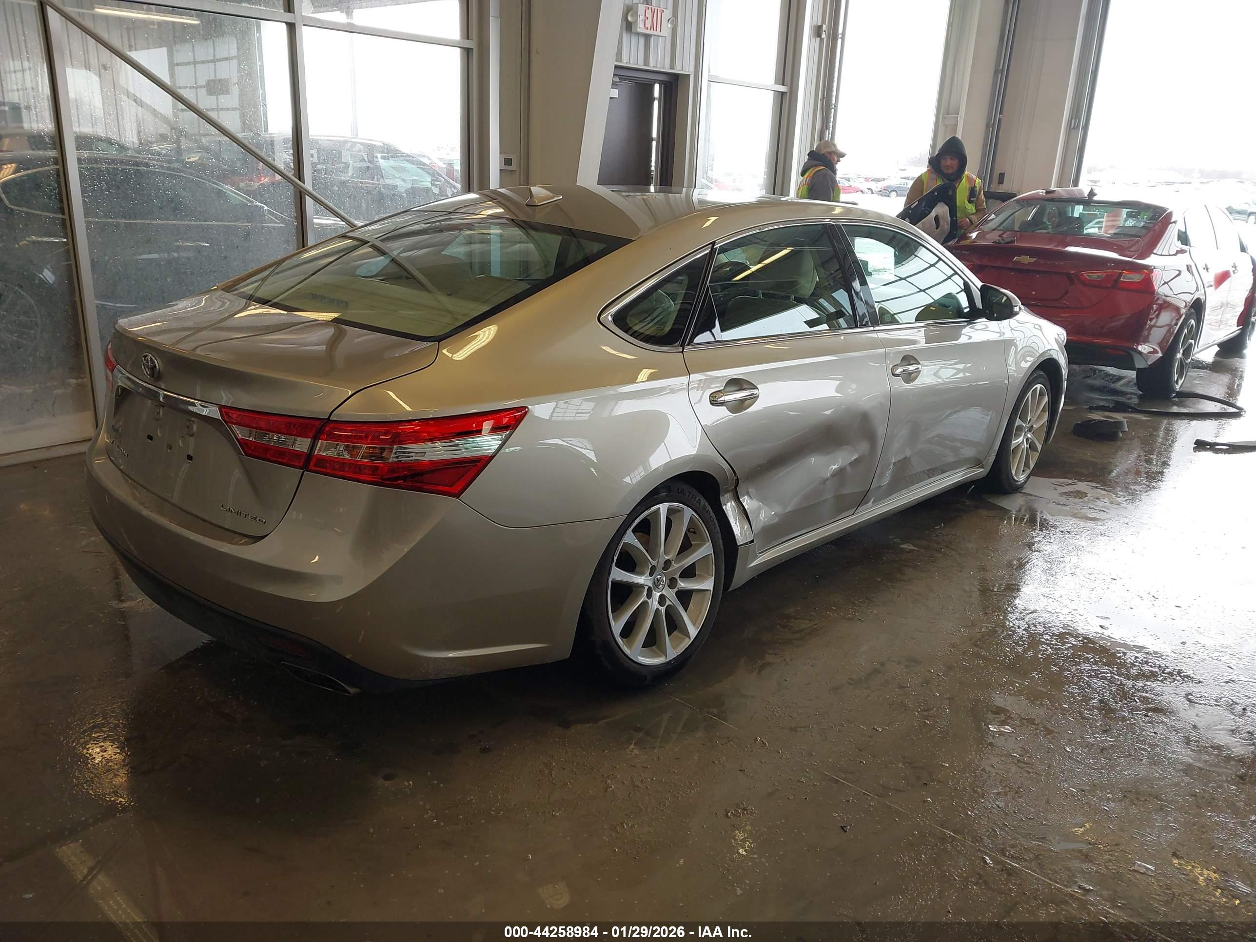 TOYOTA AVALON image 4