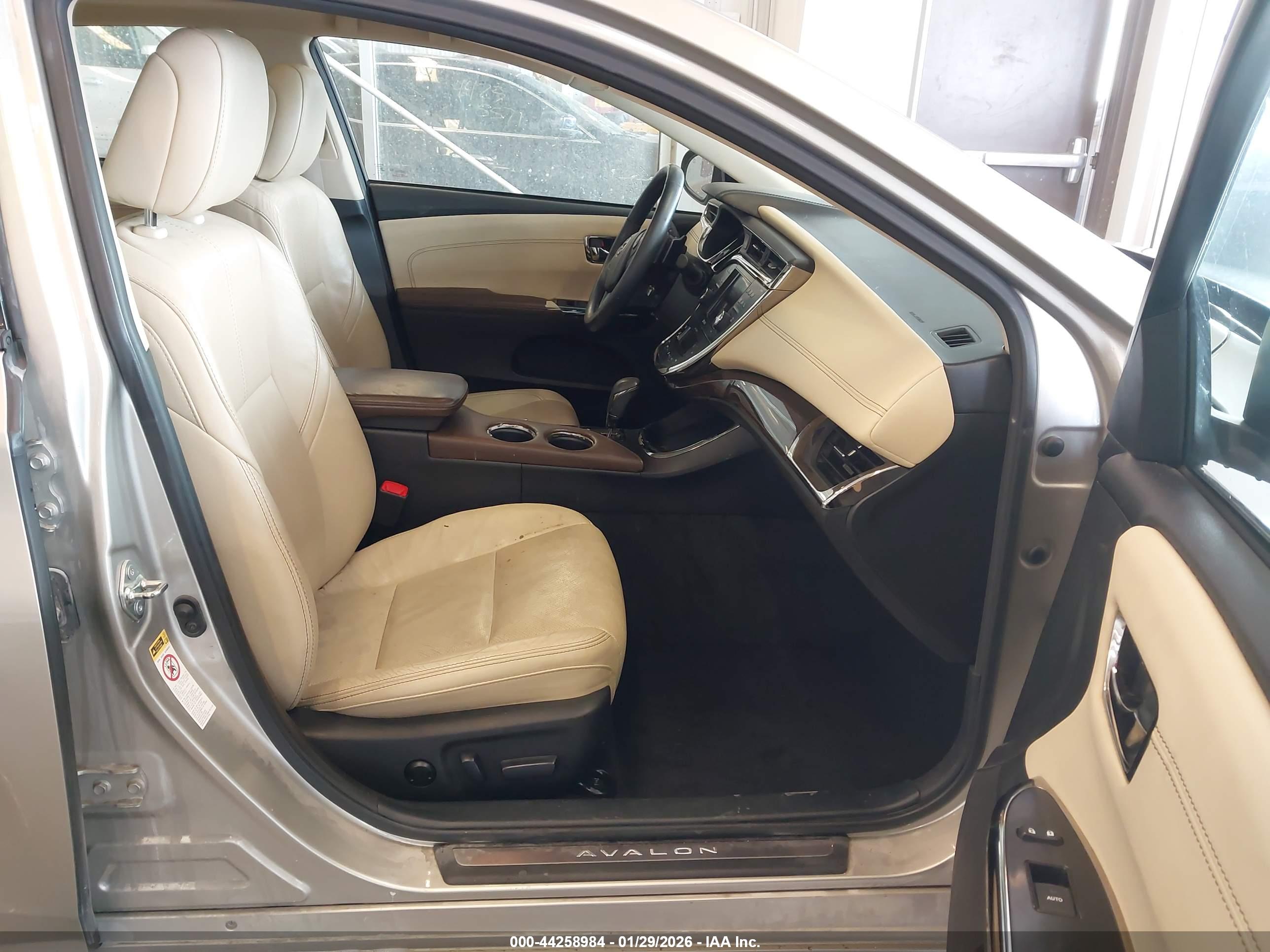 TOYOTA AVALON image 5