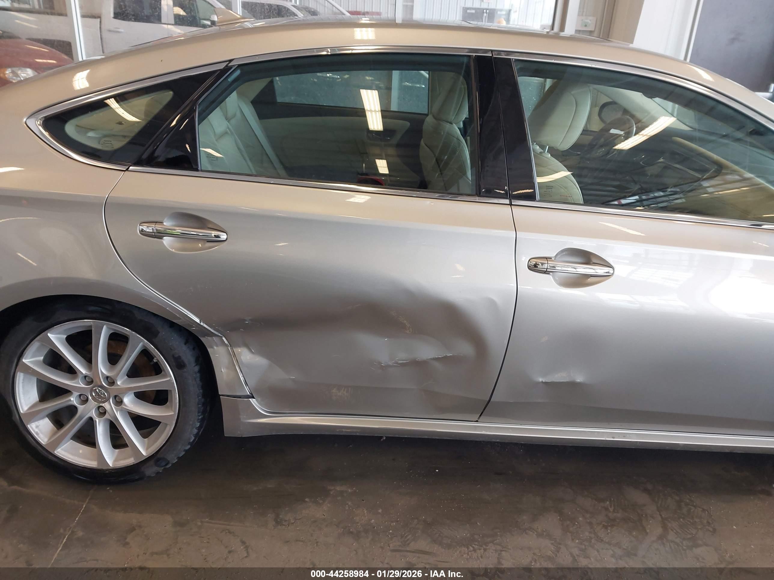 TOYOTA AVALON image 6