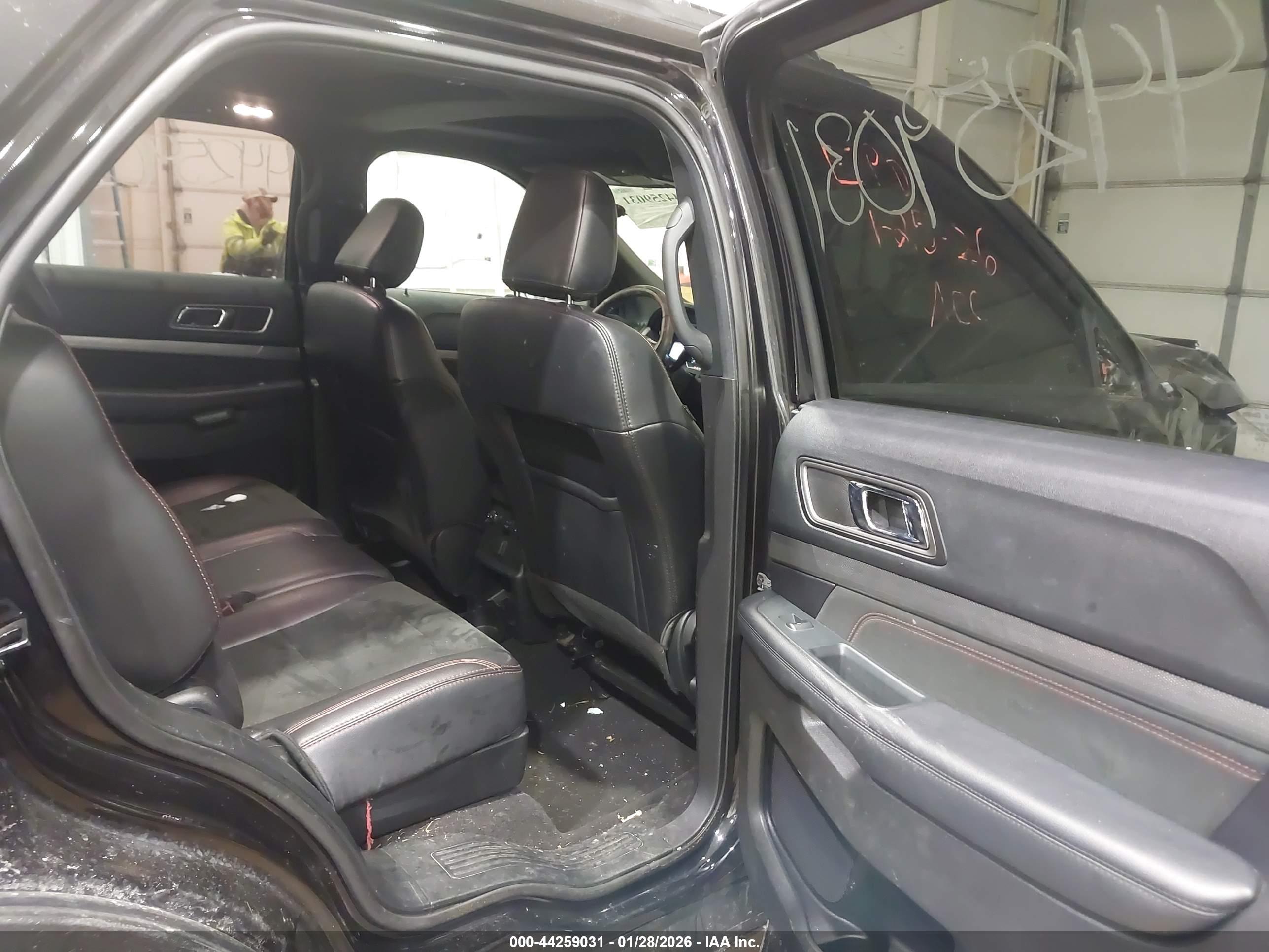 FORD EXPLORER image 8