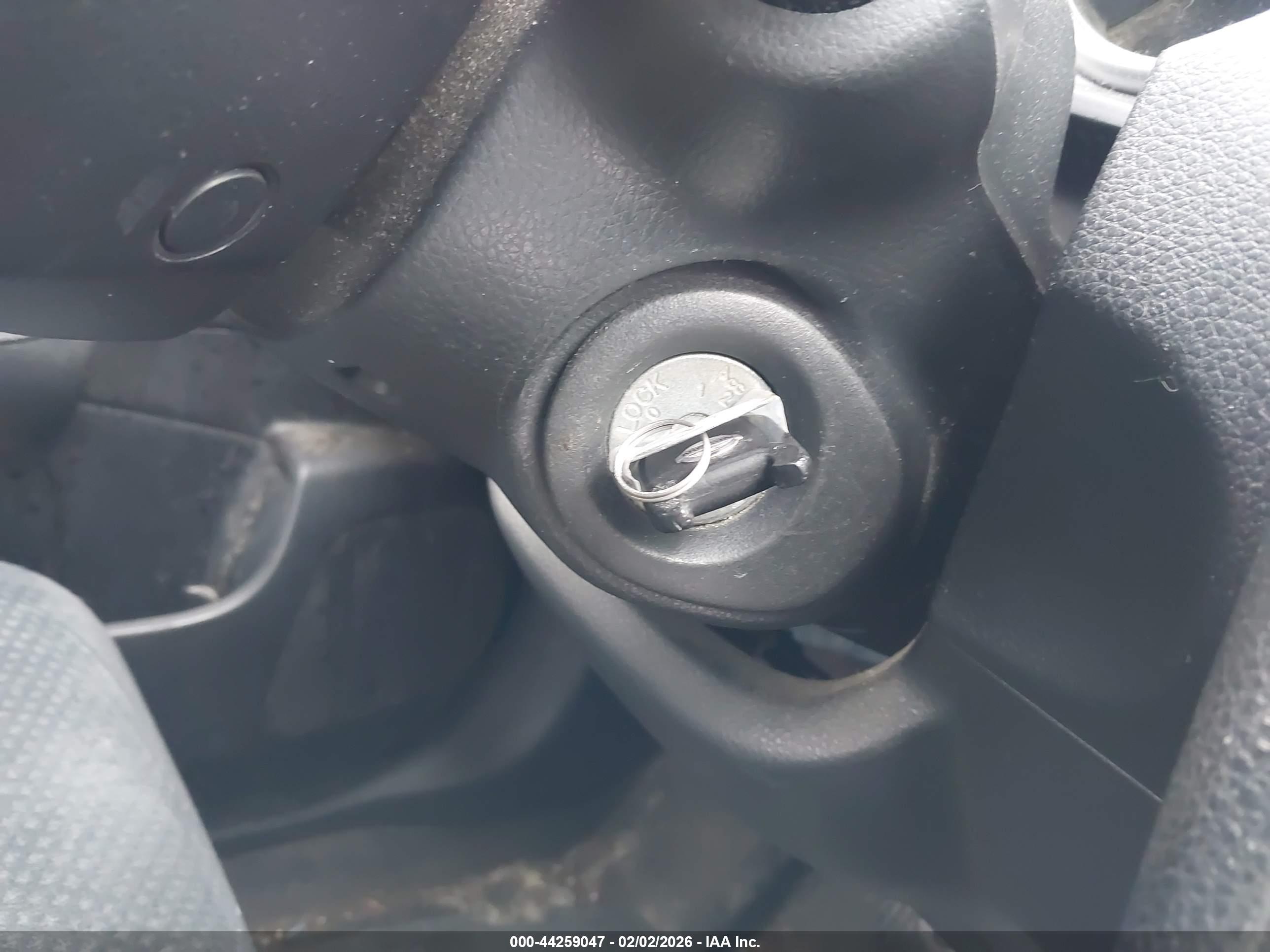 NISSAN VERSA image 11