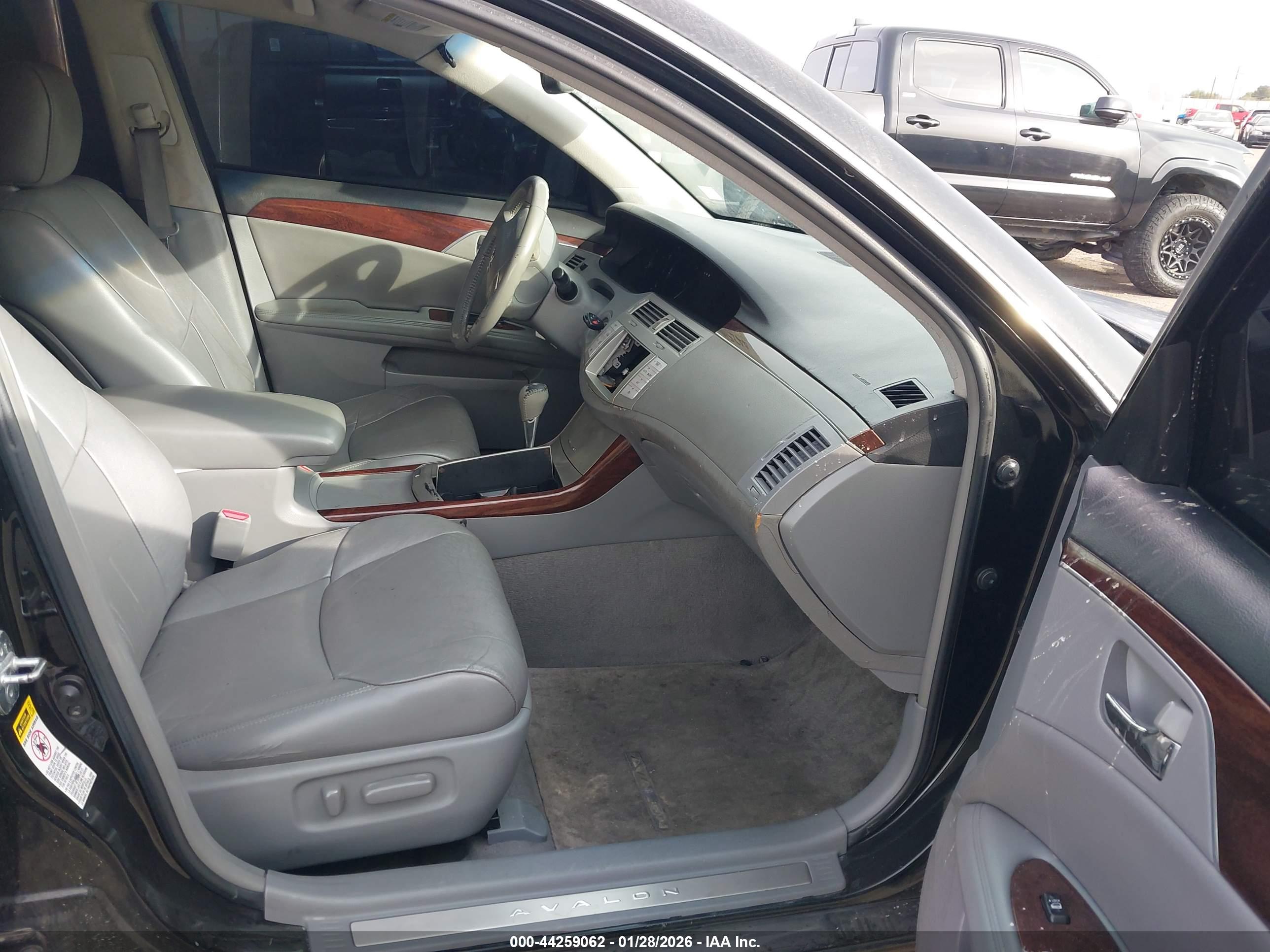 TOYOTA AVALON image 5