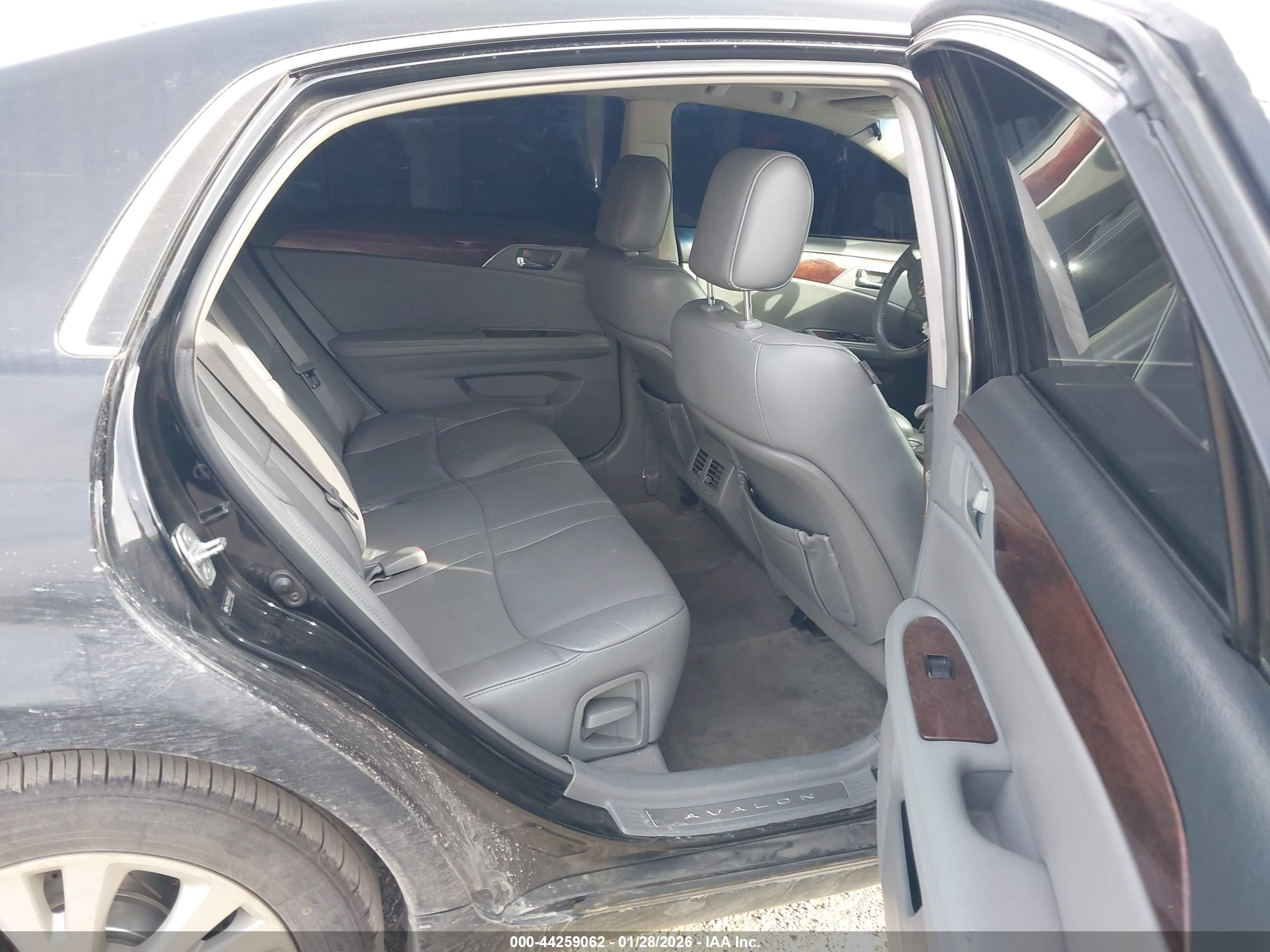 TOYOTA AVALON image 8