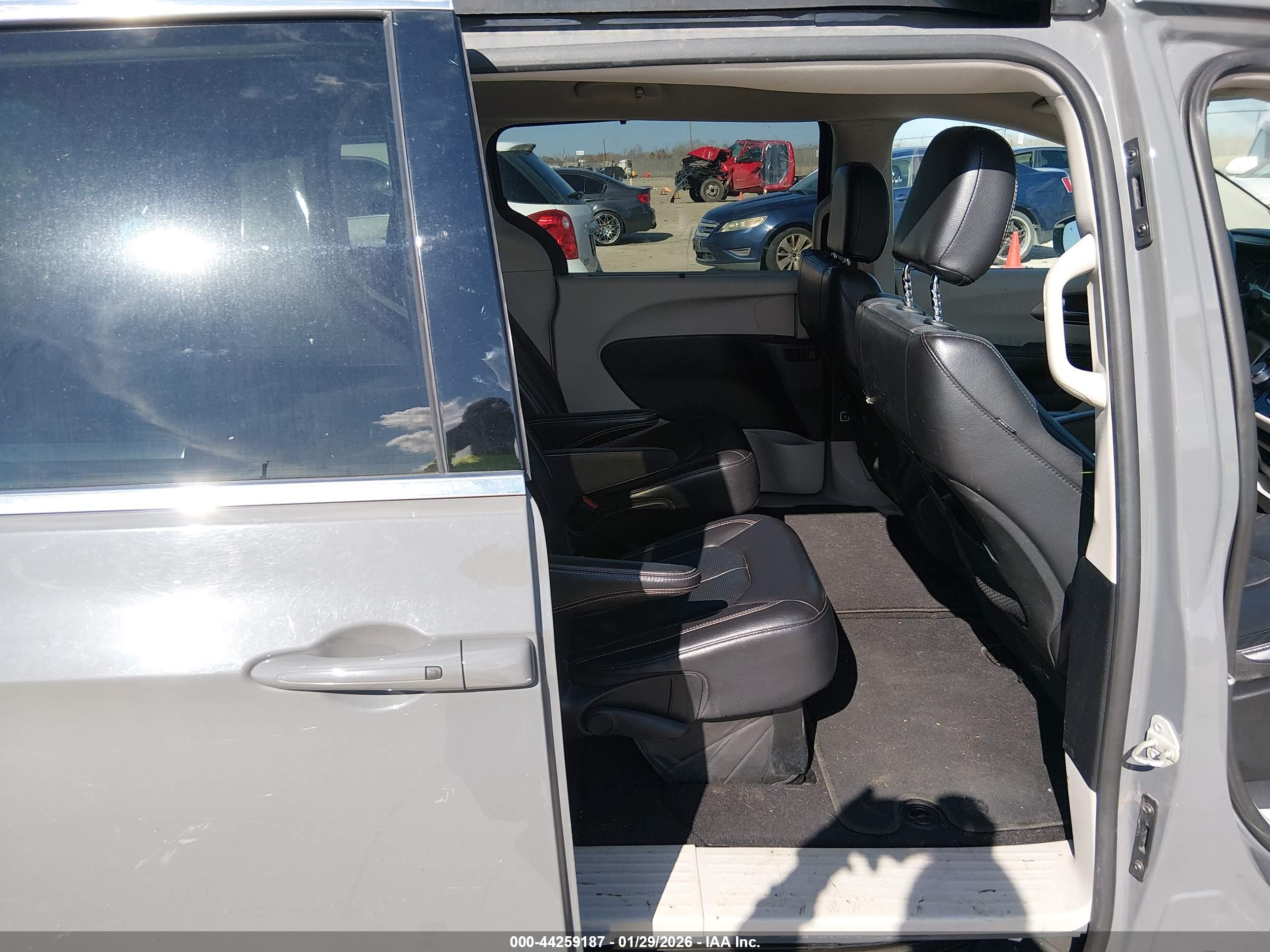 CHRYSLER PACIFICA image 8