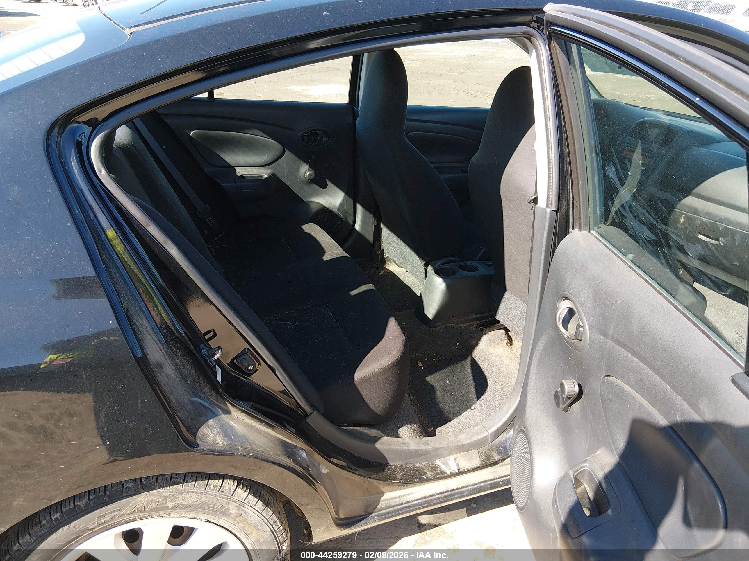 NISSAN VERSA image 8