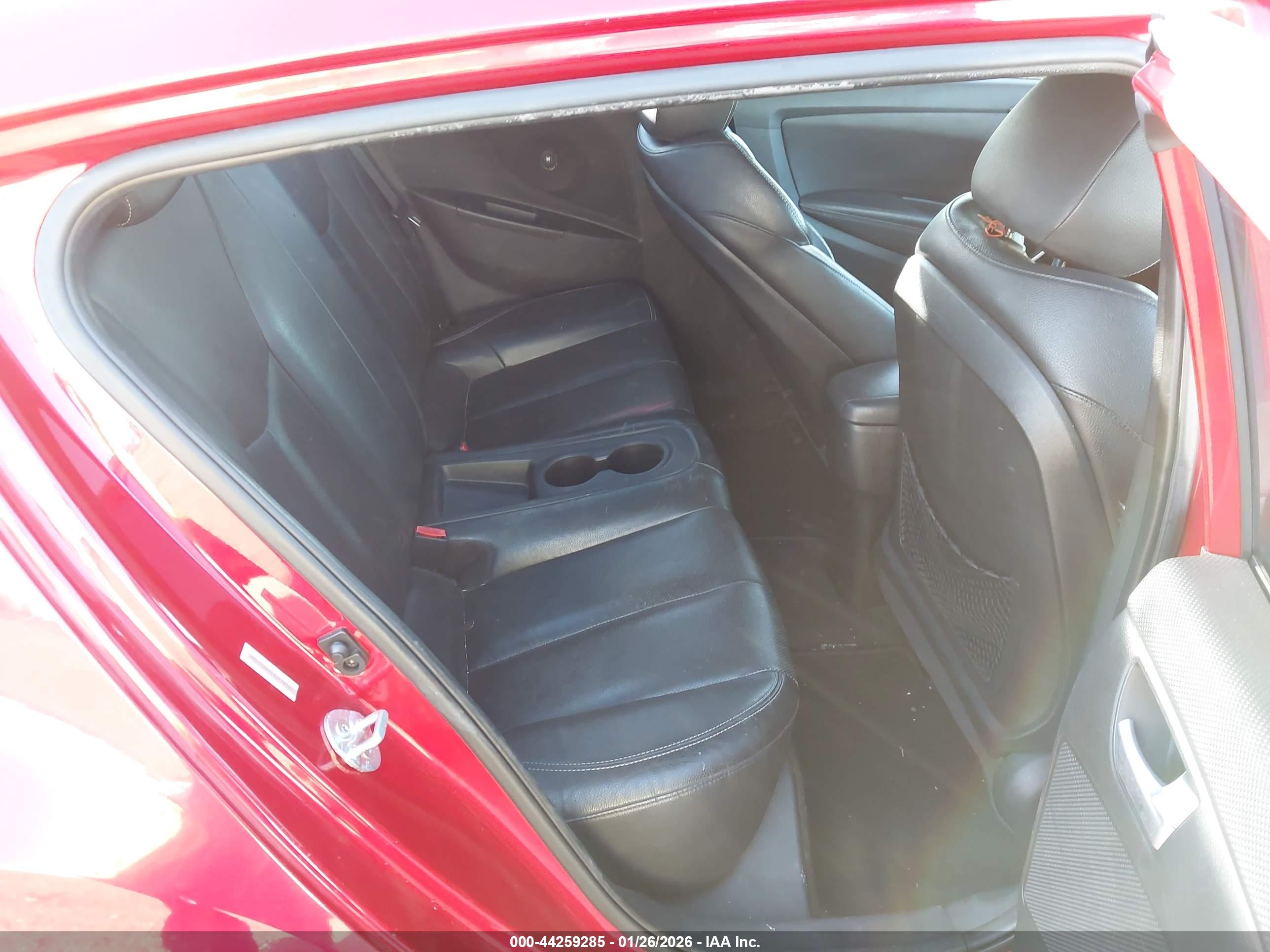 HYUNDAI VELOSTER image 8